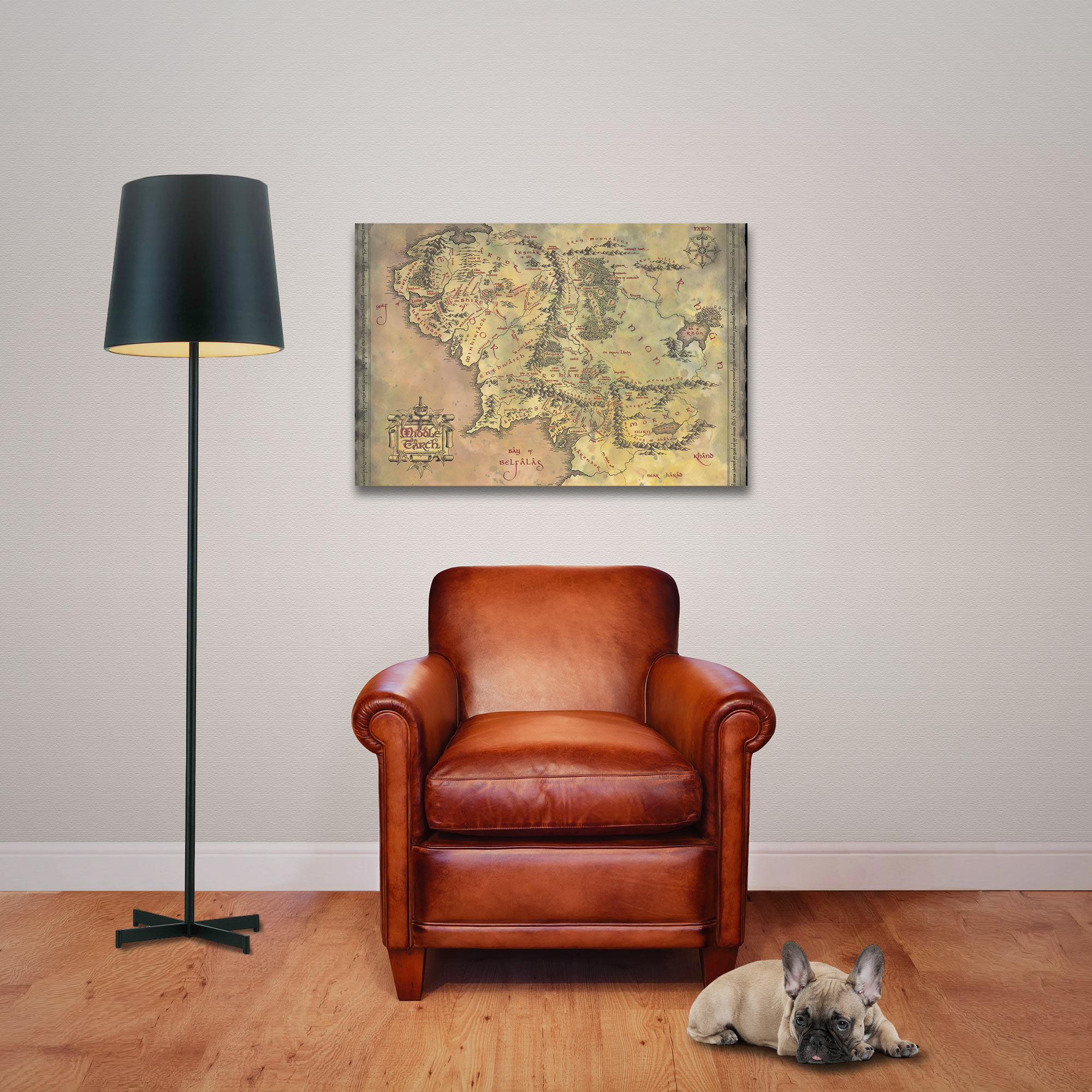 Wohnzimmer mit Karte von Mittelerde, Stuhl, Lampe und Hund.