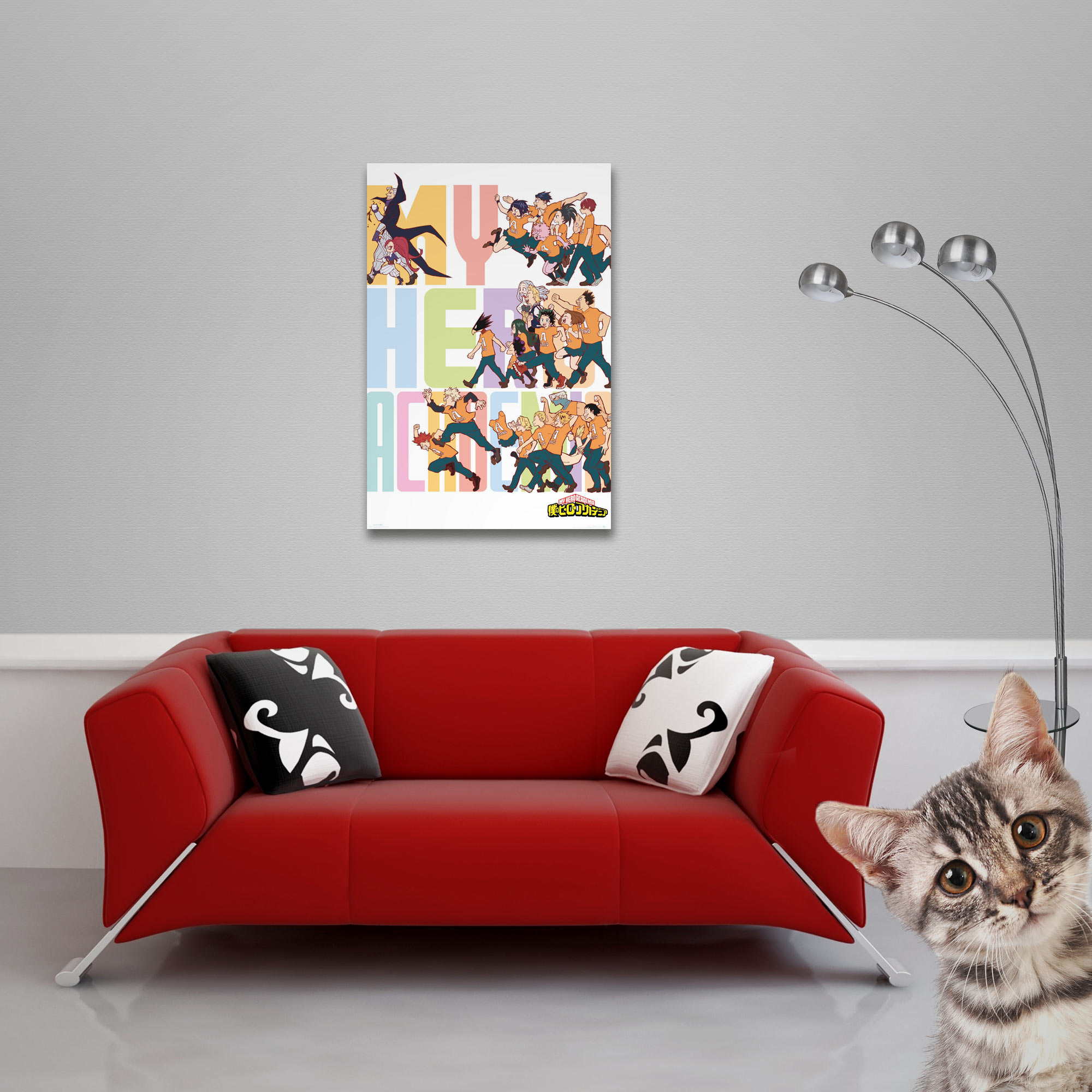 Ein Raum mit roter Couch, Poster, Lampe und Katze, die in die Kamera schaut.