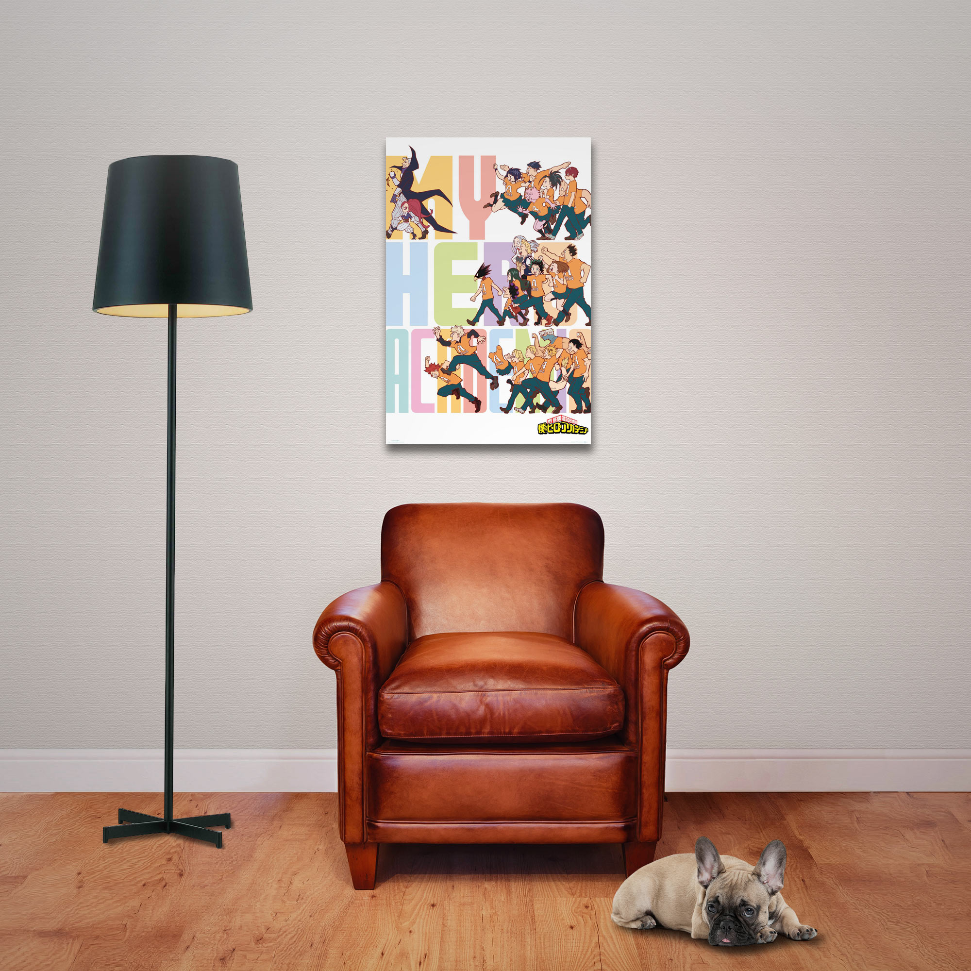 My Hero Academia-Poster an einer Wand mit braunem Ledersessel, Stehlampe und Hund.