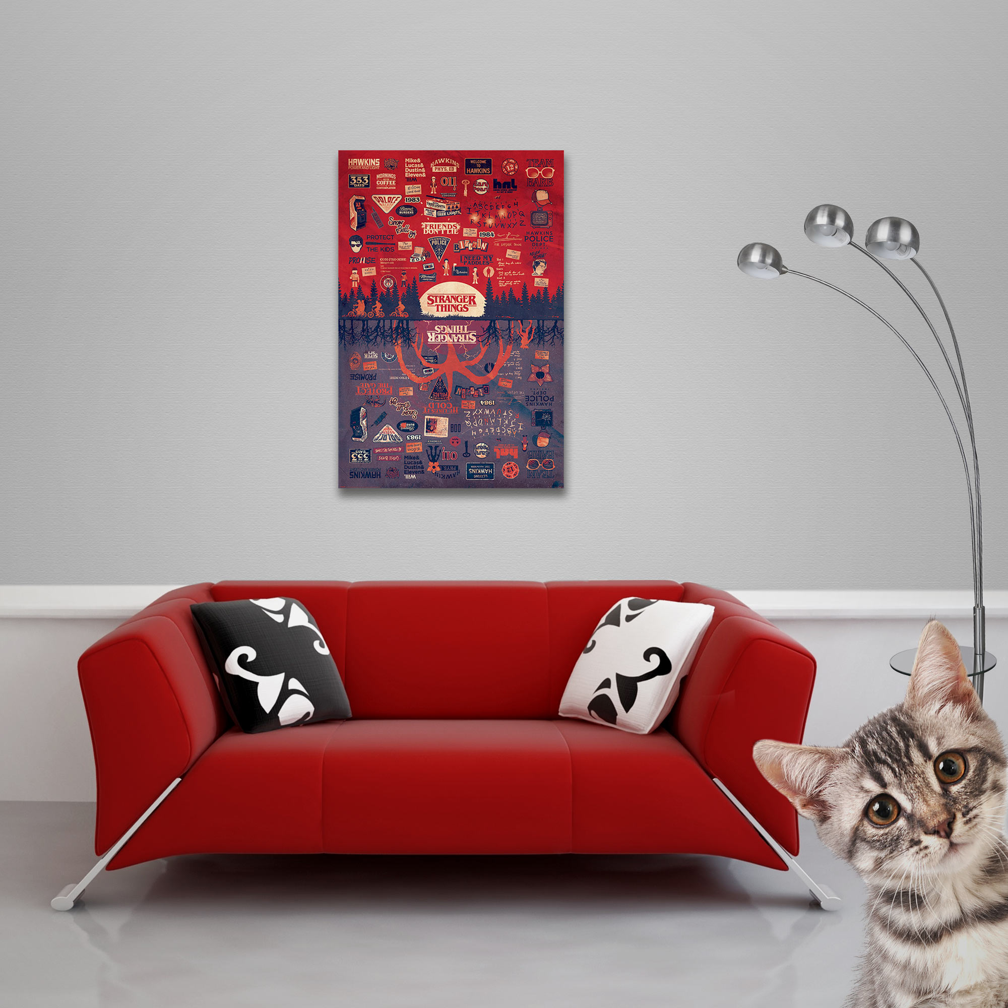 Ein rotes Sofa mit Kissen, ein Poster, eine Stehlampe und eine Katze in einem Raum mit Retro-Thema.
