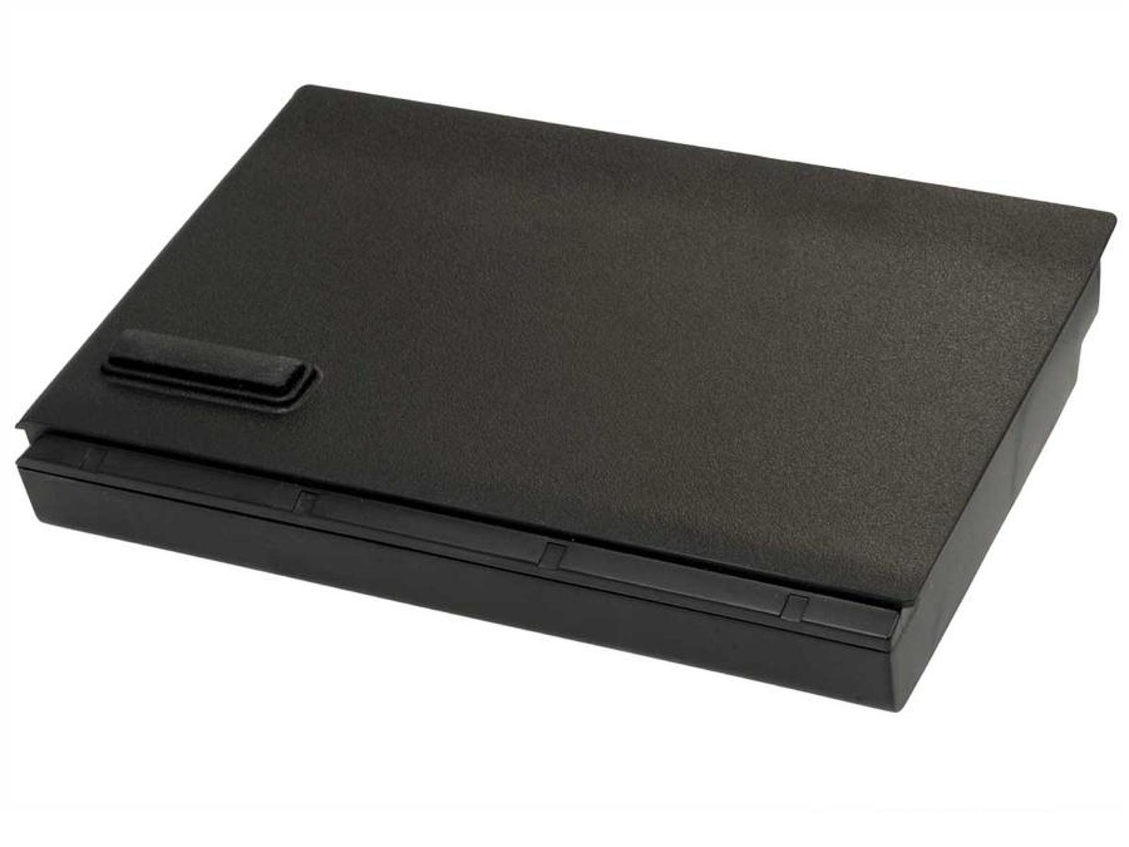 Caja de plástico rectangular negra con pequeña palanca en la parte superior. Aislada en blanco.