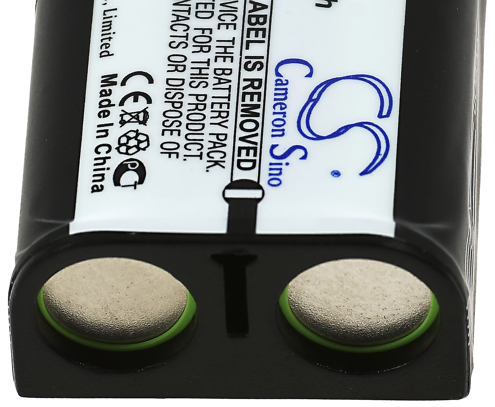 Nahaufnahme von zwei zylindrischen Batterien mit grünen Ringen. Ein Etikett mit Text befindet sich darüber.