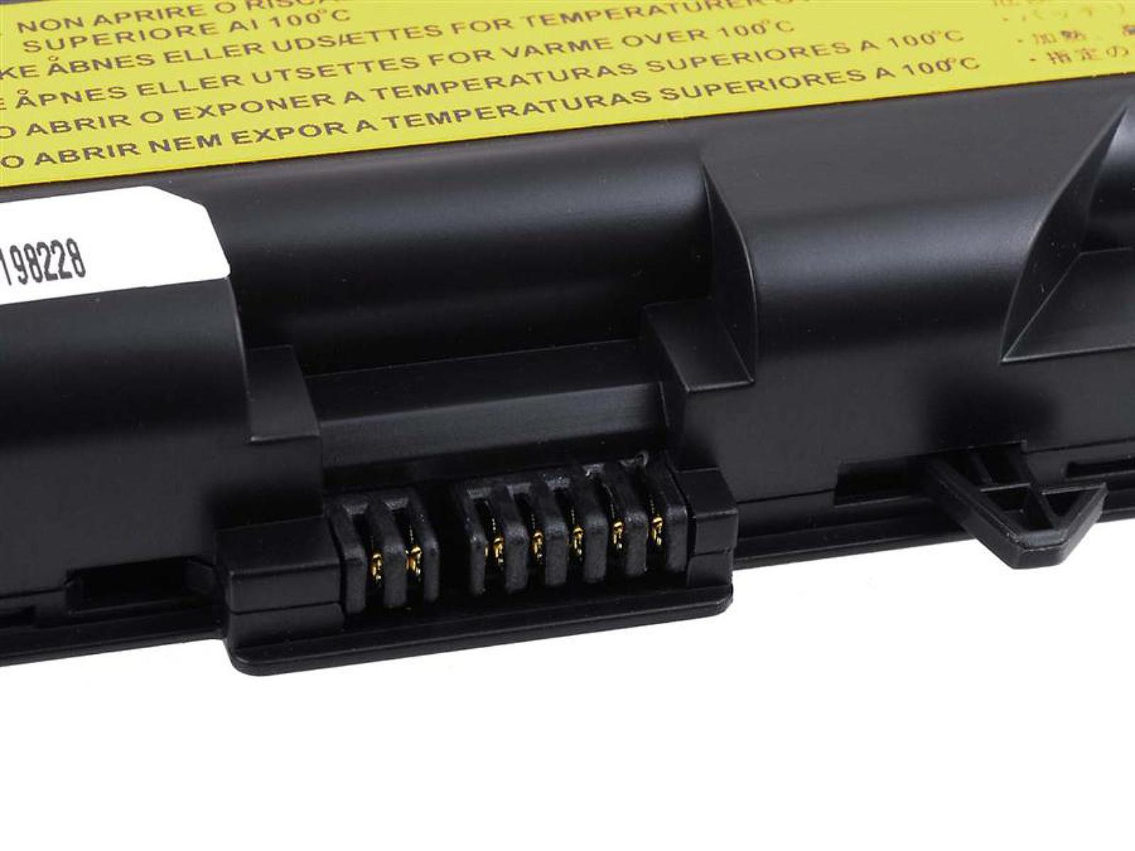 Nahaufnahme einer Batterie mit Anschlussstiften und Warnhinweisen, schwarz und gelb.