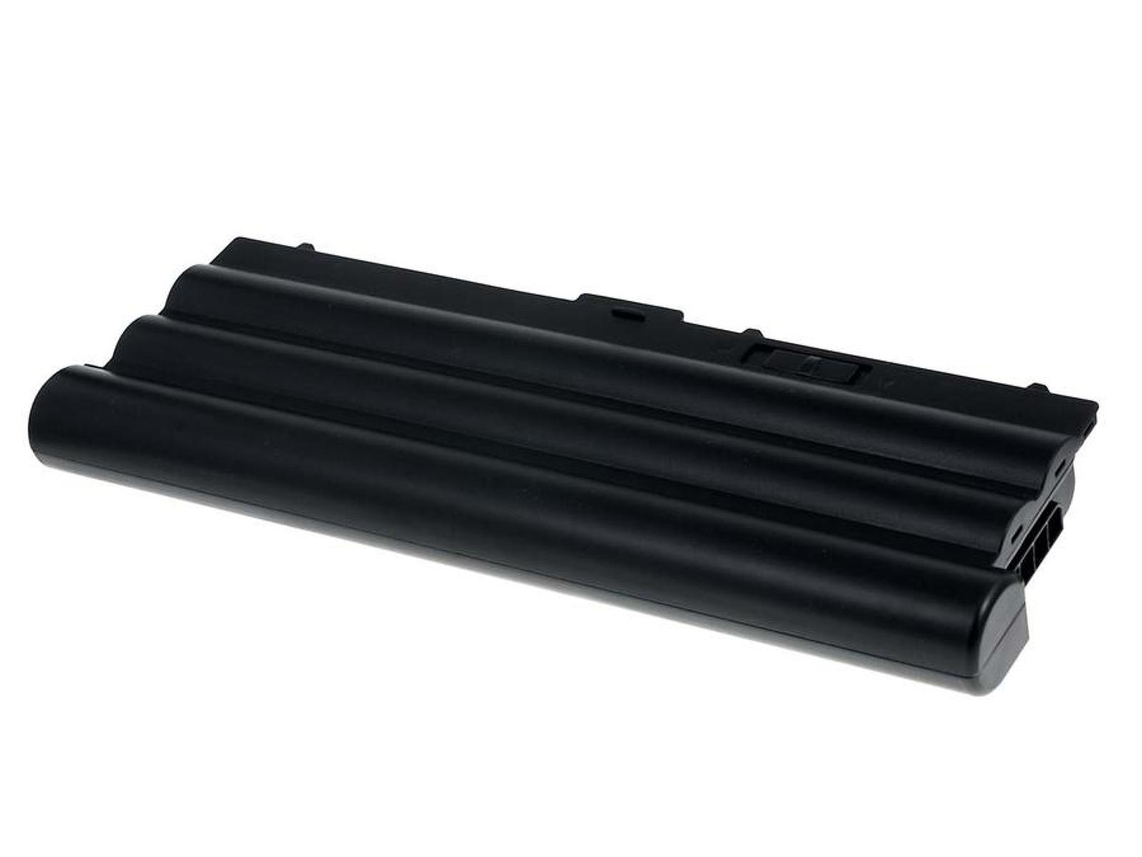 Batería negra para portátil. Forma rectangular con tres secciones elevadas. Fondo blanco.
