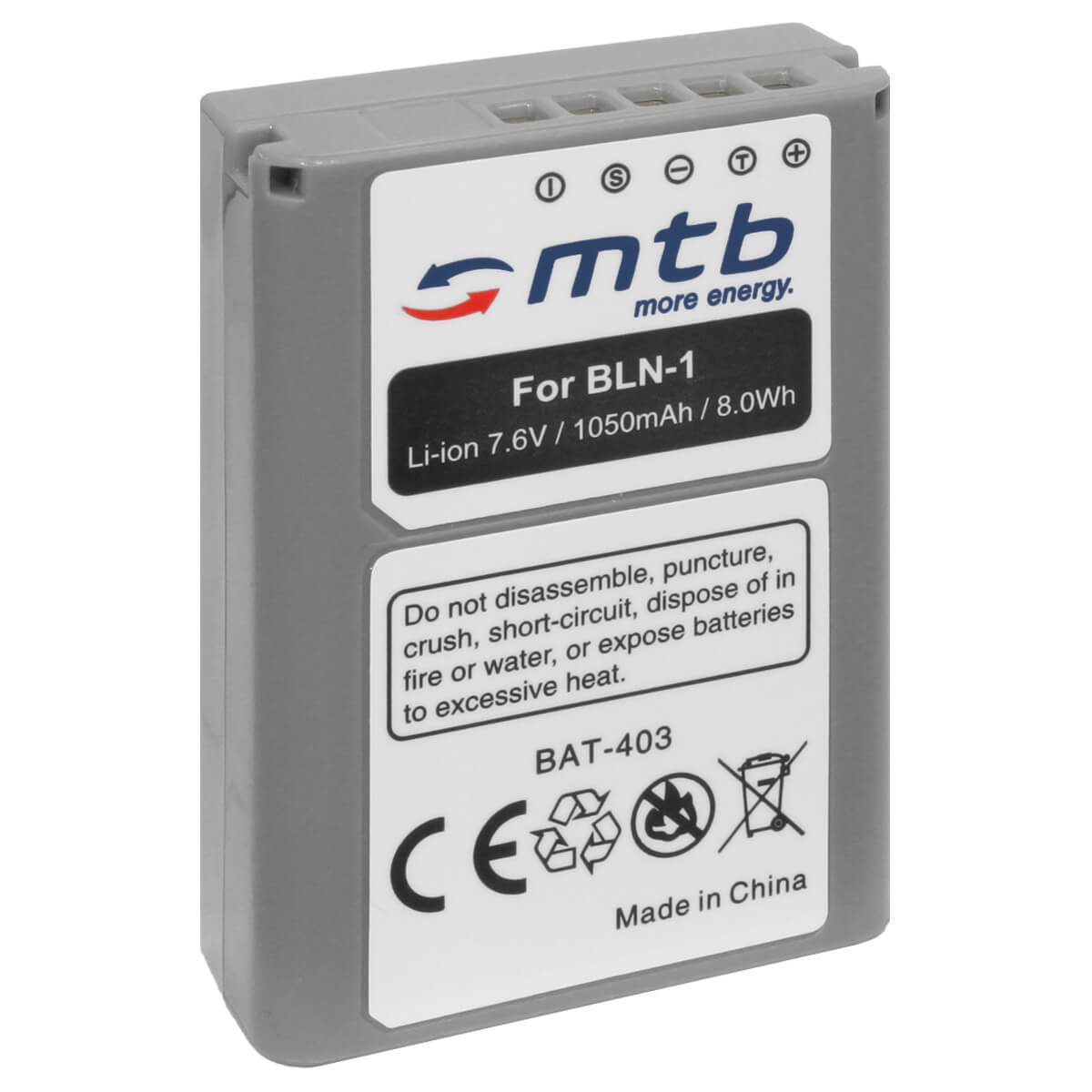 Graue Batterie. Weißes Etikett mit Text und Warnsymbolen. CE-Symbol und 'Made in China'.