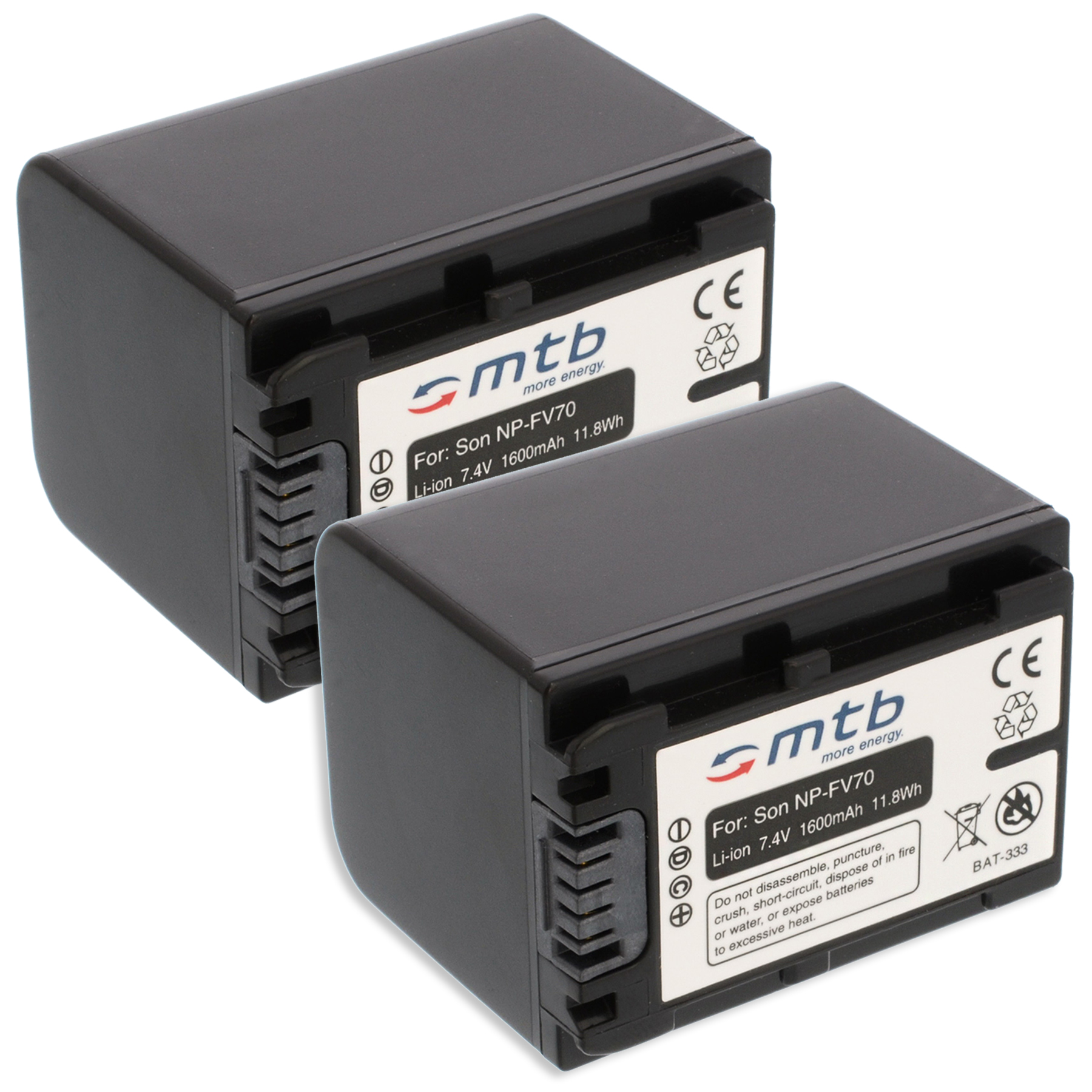 Zwei schwarze, rechteckige Batterien mit weißen Etiketten. Text sagt MTB, Son NP-FV70 und mehr Energie.