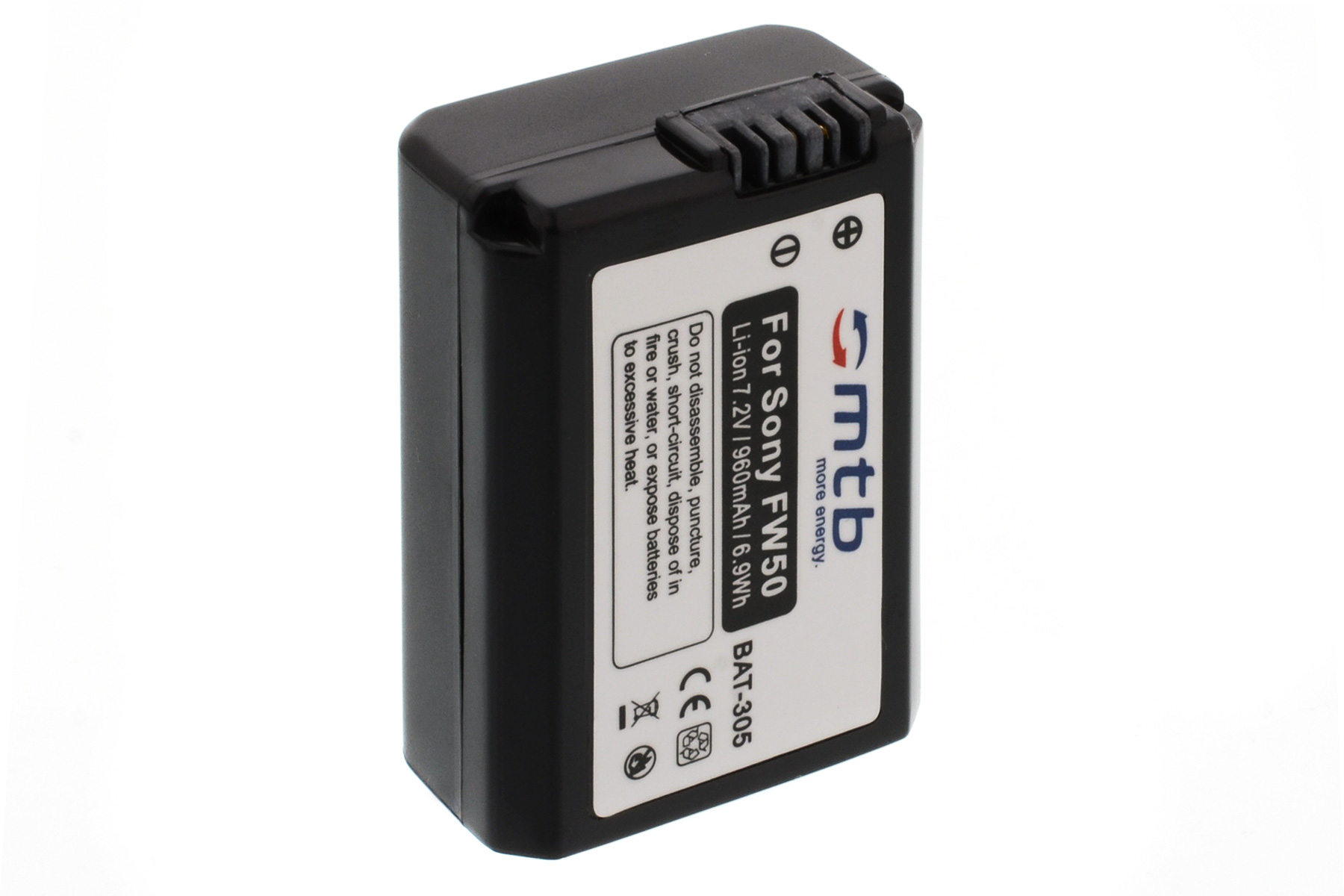 Schwarze Batterie mit weißem Etikett, Text und Pluszeichen. Weißer Hintergrund.