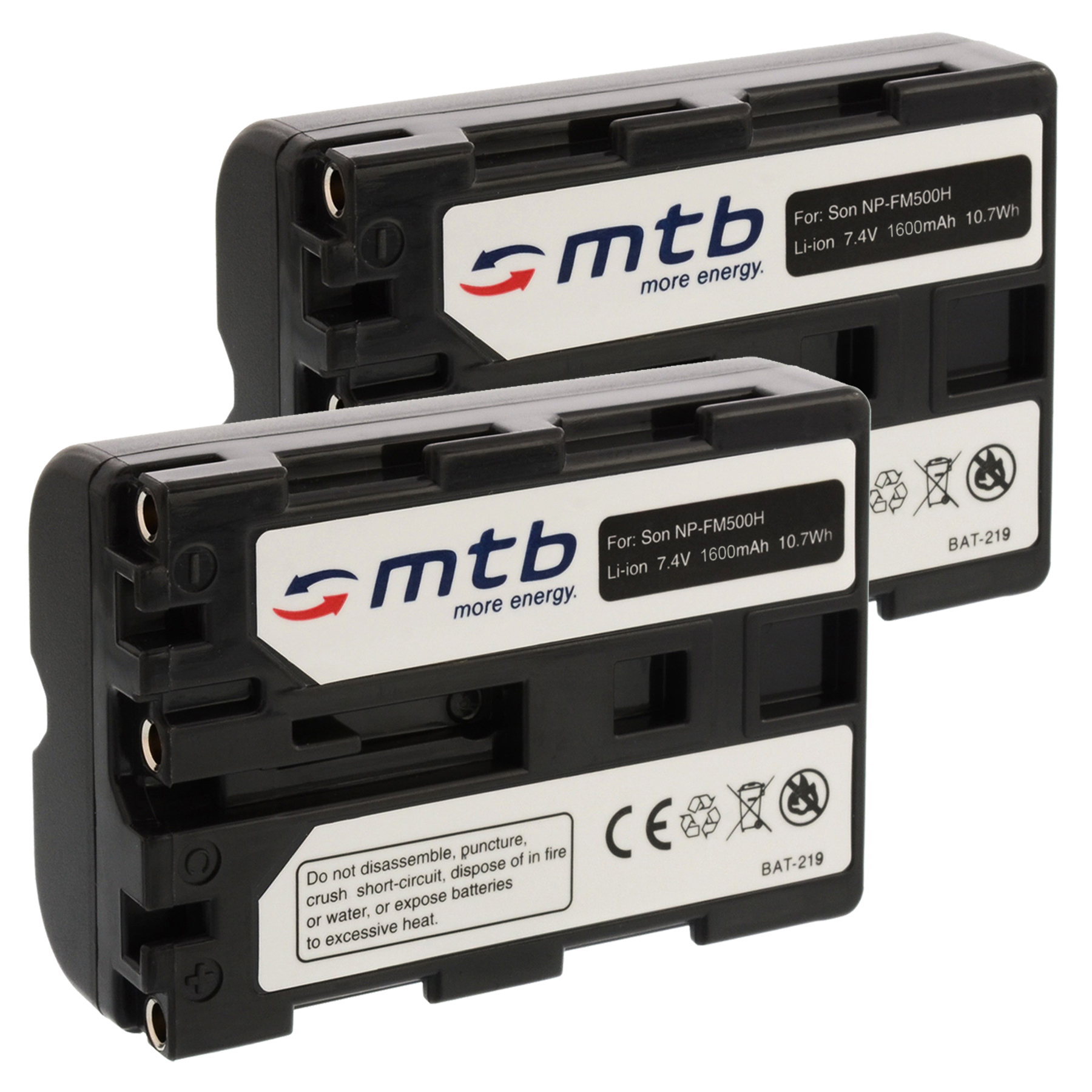 Zwei schwarze Batterien mit weißen Etiketten und einem Markenlogo. Die Batterien haben ein CE-Zeichen.