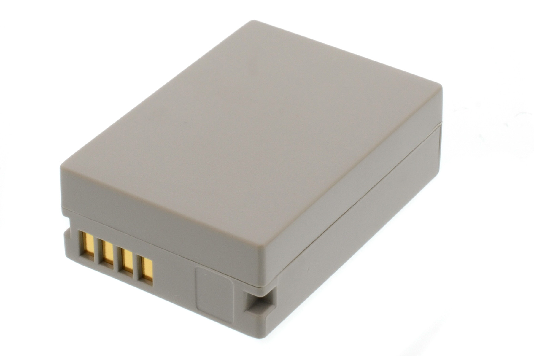 Graue Batterie mit Goldkontakten. Einfaches Design, keine Etiketten sichtbar. Isoliert auf weißem Hintergrund.