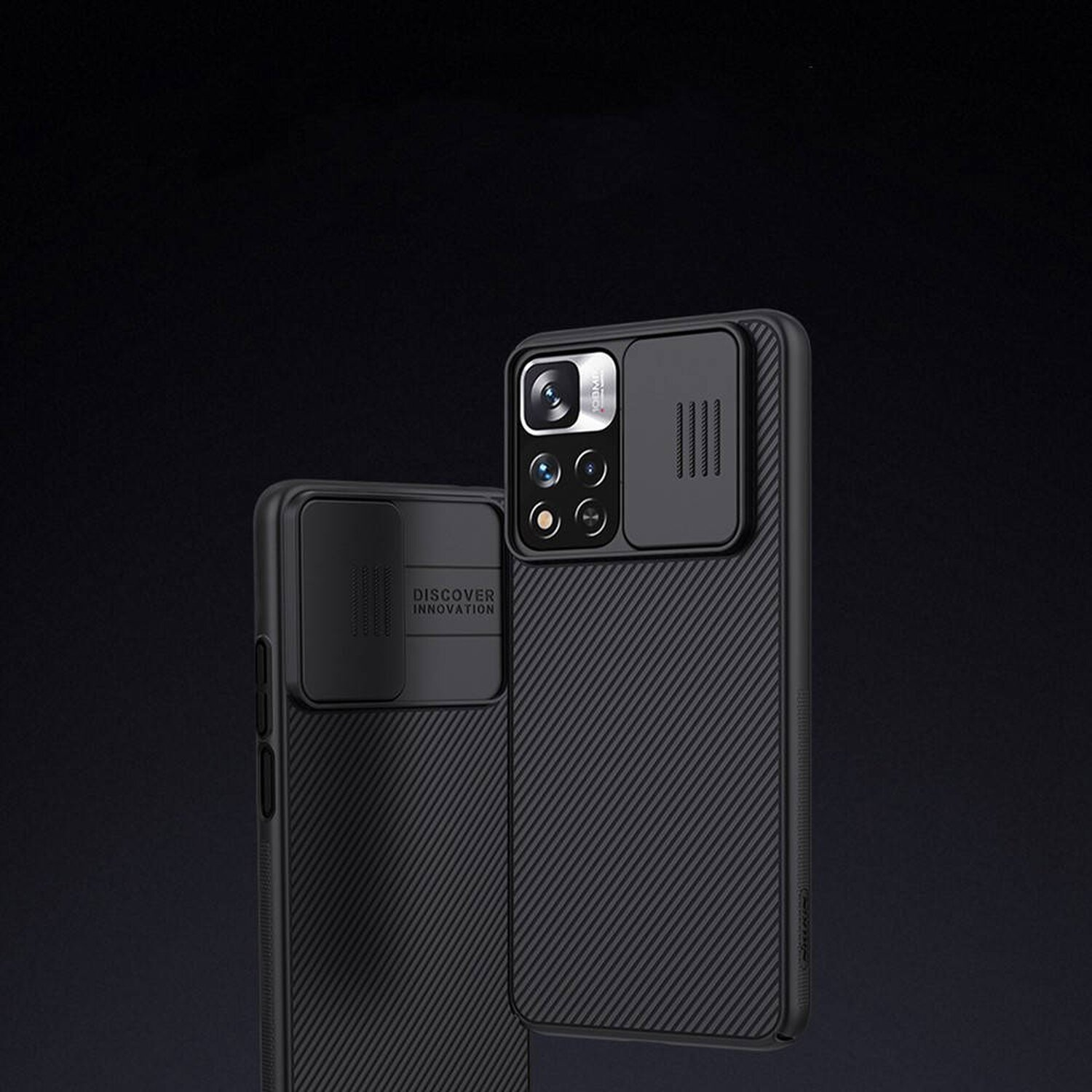 Zwei schwarze Telefonhüllen mit Kameraabdeckungen. Eine befindet sich vor der anderen. Schwarzer Hintergrund.