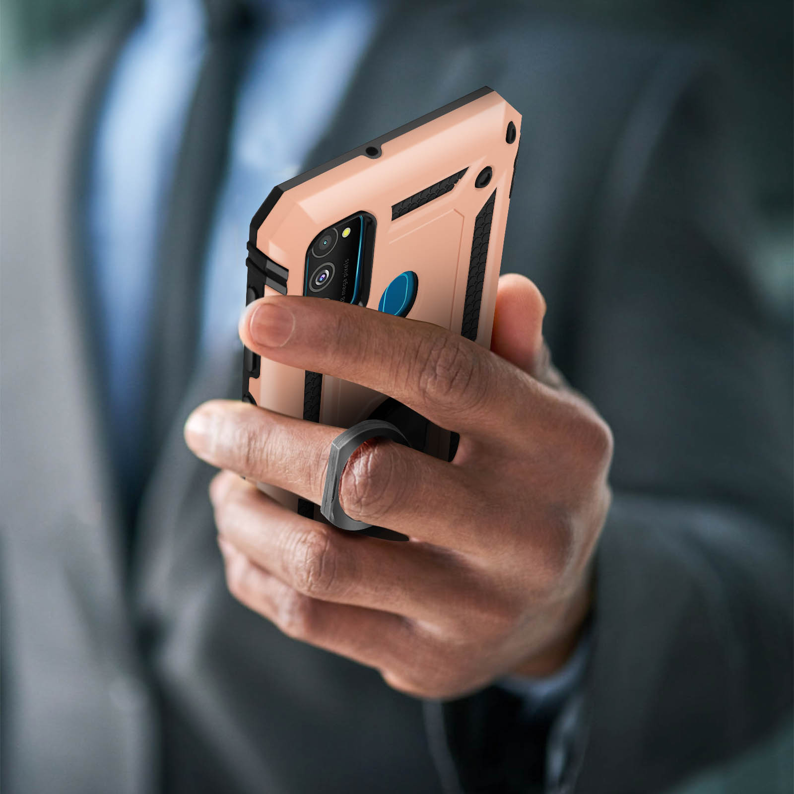Una persona che tiene un telefono in una custodia con un anello di supporto.