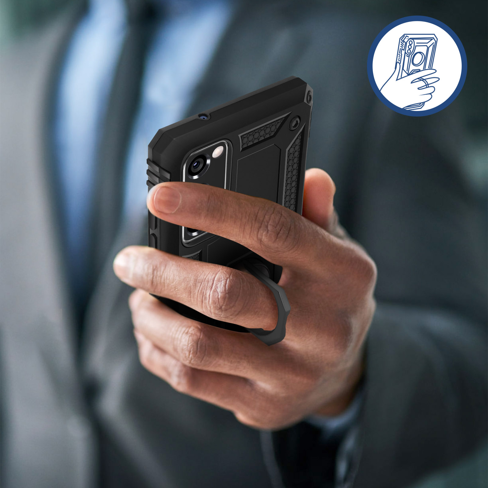 Persoon die een zwarte telefoonhoes met ringhouder vasthoudt, tegen een donkere achtergrond.