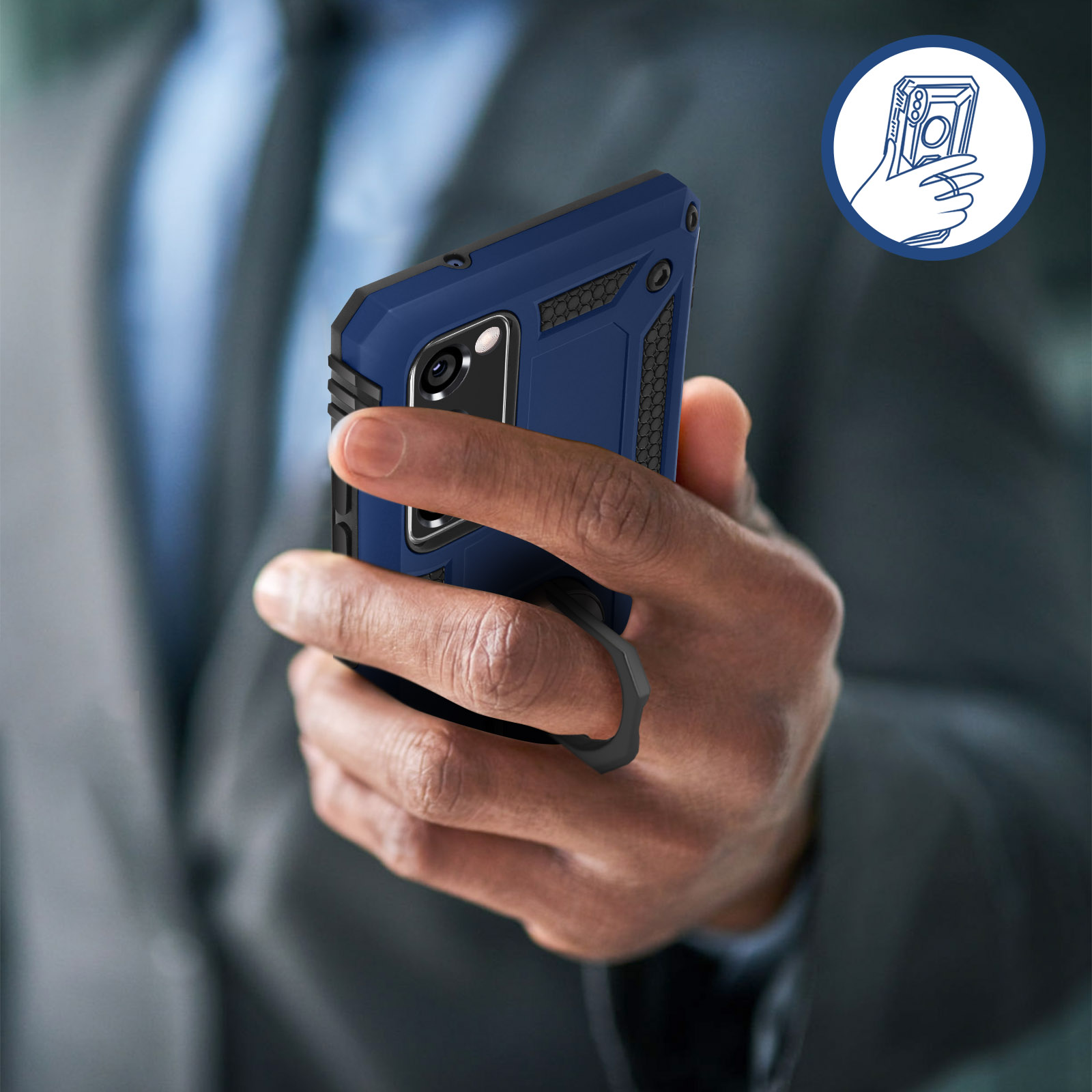 Een persoon in een pak houdt een blauwe telefoonhoes met een ring vast, om het product te laten zien.