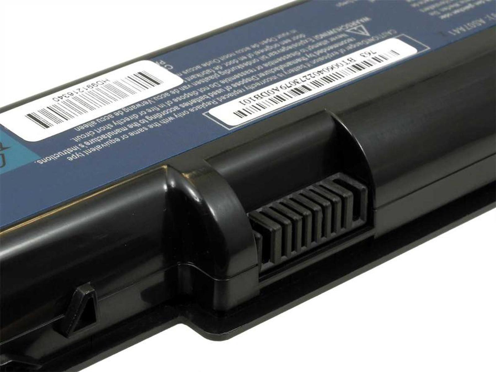 Primer plano de una batería negra con un conector y etiquetas. Las etiquetas muestran texto y códigos de barras.