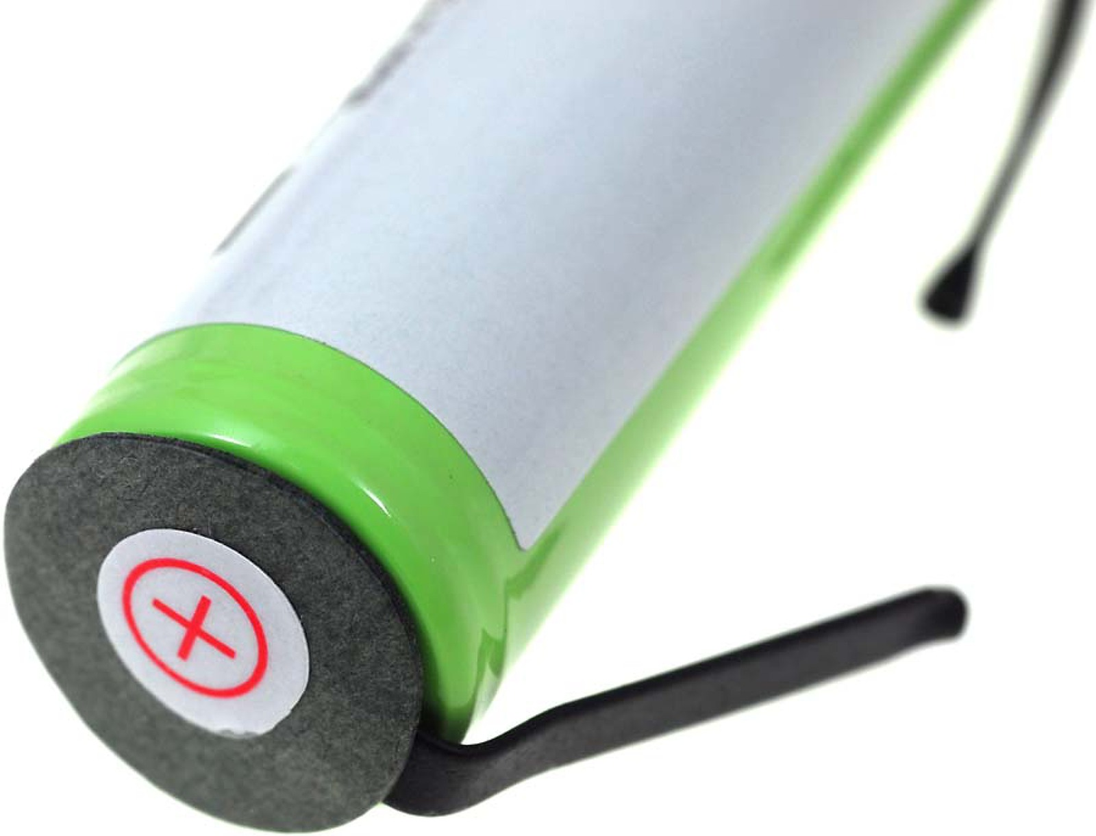 Una batería verde y blanca con un signo más rojo y blanco. La batería está aislada sobre un fondo blanco.