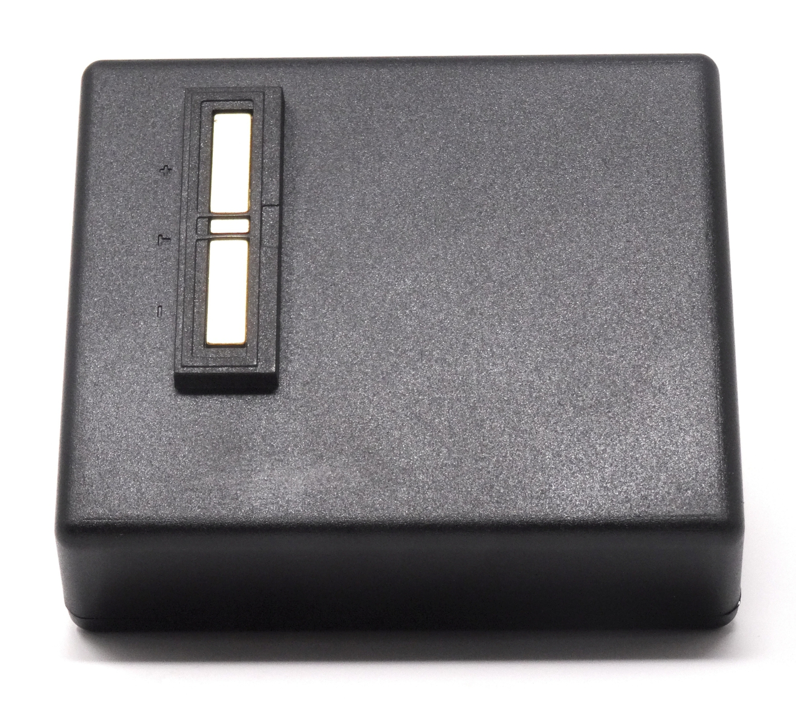 Un dispositivo electrónico negro con una pequeña pieza rectangular dorada en la parte superior.