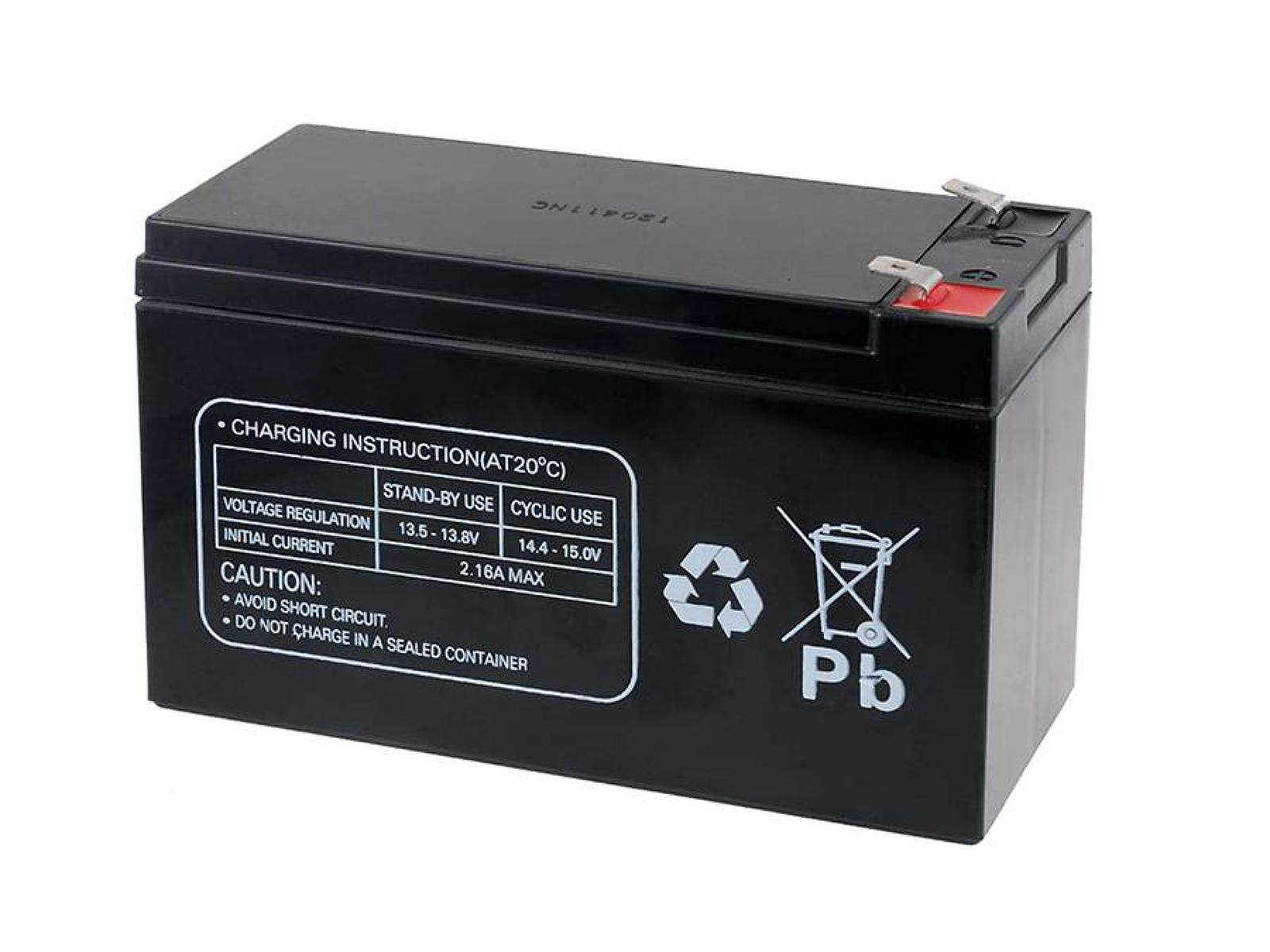 Eine schwarze Batterie mit Warnhinweisen und Ladeanweisungen an der Seite.