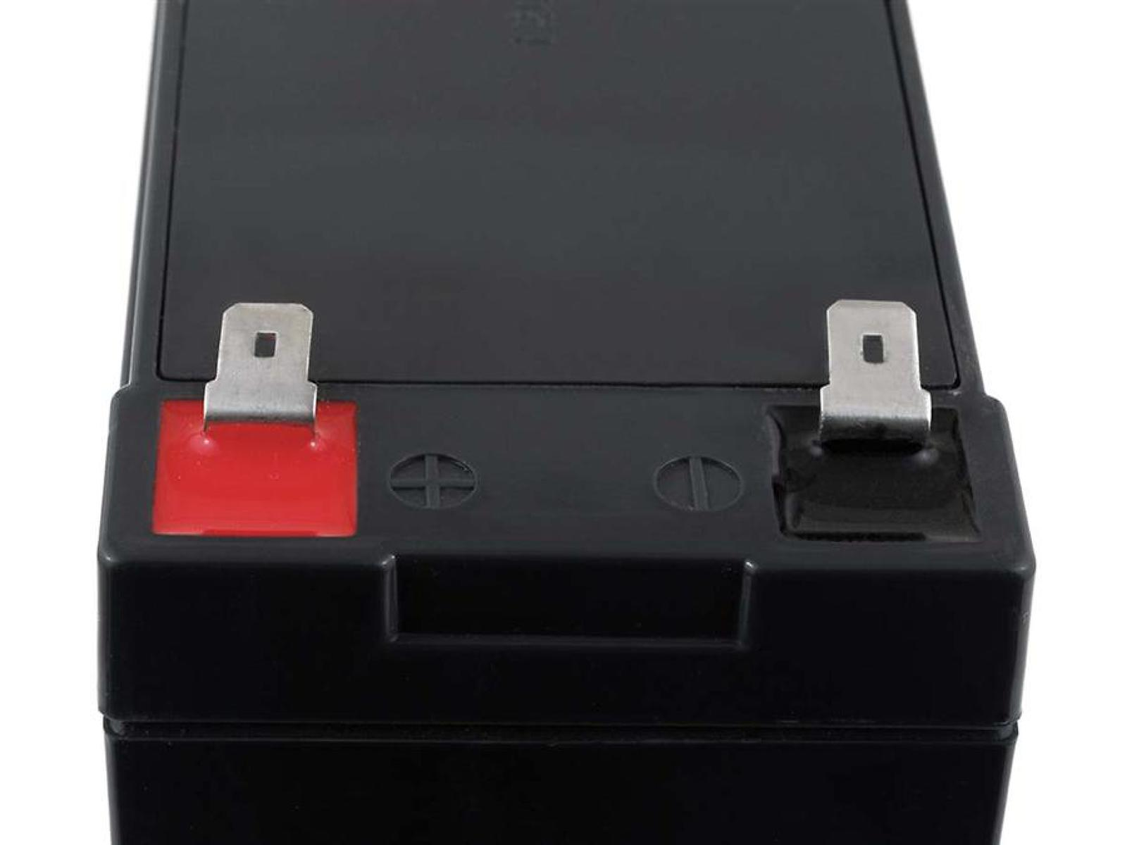 Schwarze Batterie mit roten und schwarzen Anschlüssen auf weißem Hintergrund.