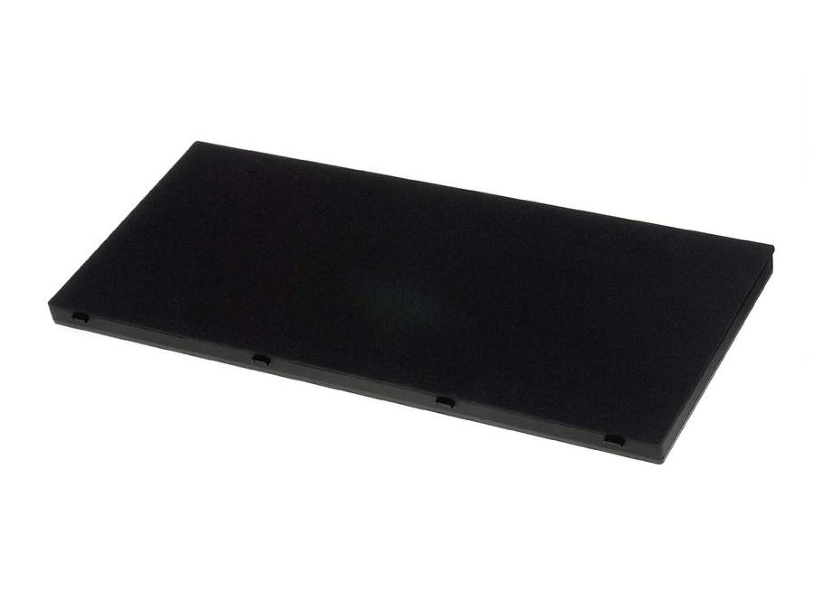 Un componente negro, rectangular, posiblemente una pieza de portátil o una cubierta.