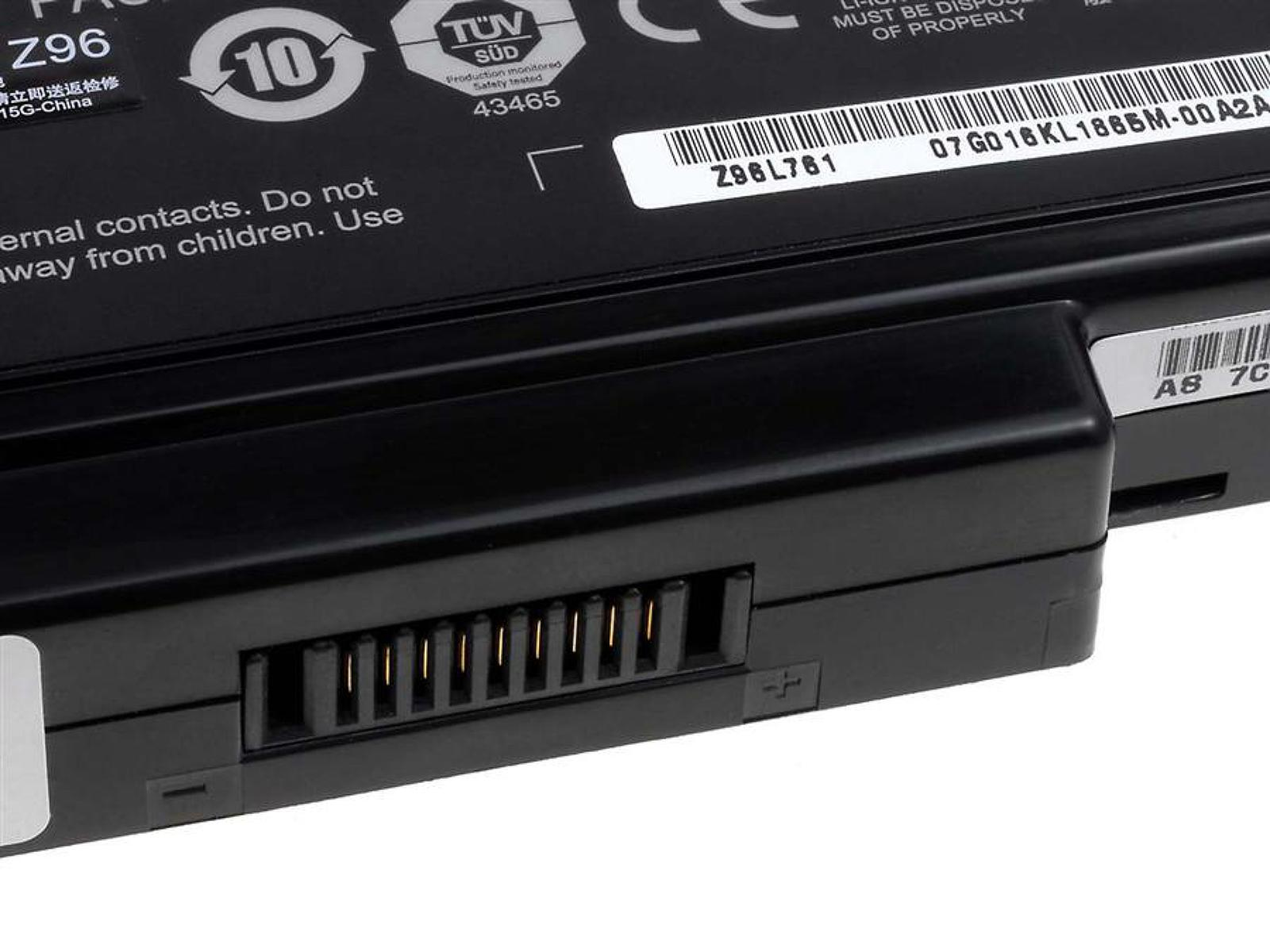 Primer plano de una batería negra, mostrando el conector y partes de la etiqueta de la batería.