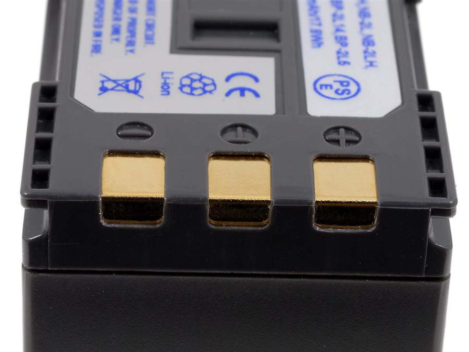 Nahaufnahme der goldfarbenen Anschlüsse einer Batterie. Graues Gehäuse mit Etiketten.