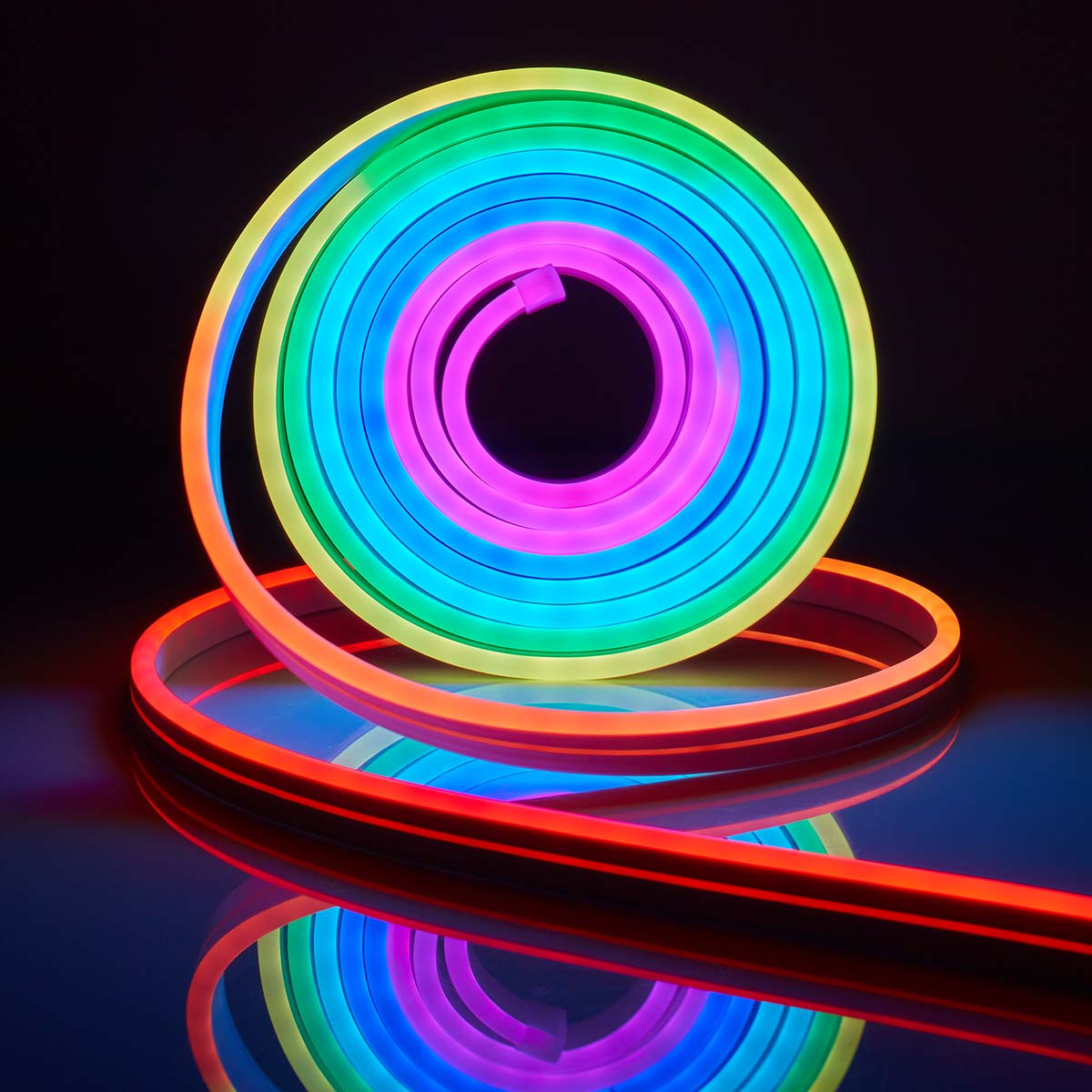 Zwarte dimmer met een zilveren plaat en twee blauwe aansluitingen.