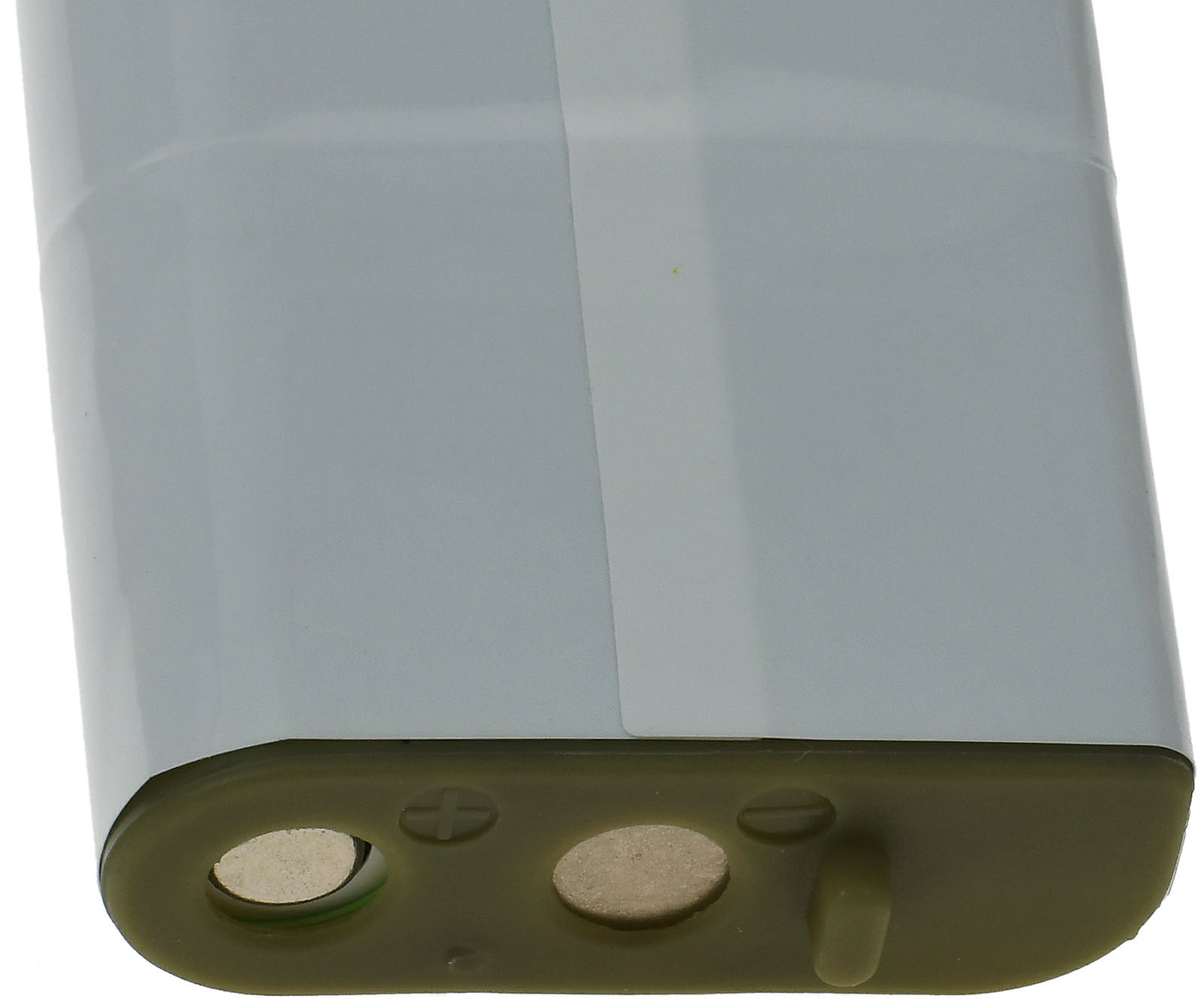 Base de batería con dos agujeros y contactos metálicos. Cuerpo gris, base verde.