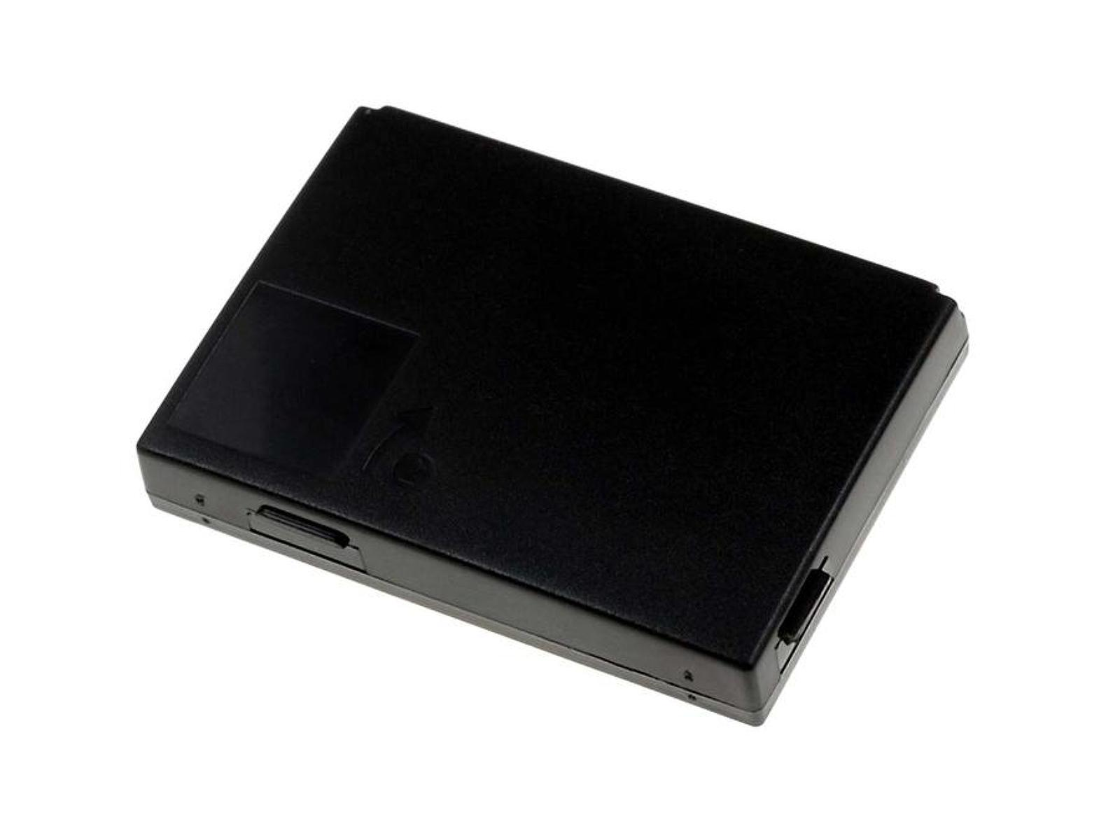 Un paquete de baterías negro, forma rectangular, con un área pequeña empotrada en la parte superior izquierda. Fondo blanco.