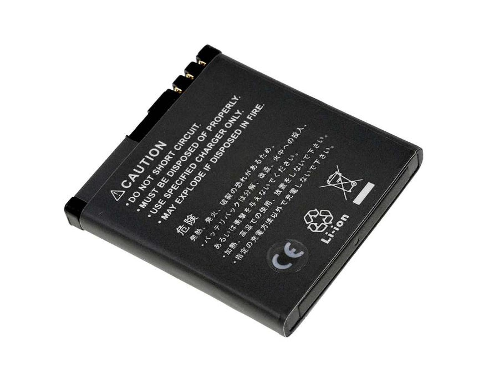 Batería rectangular negra con etiquetas de advertencia, aislada sobre fondo blanco.