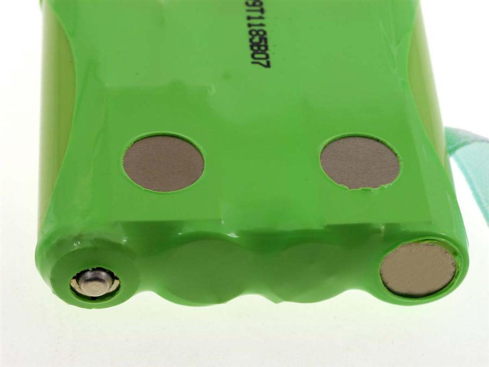 Paquete de batería verde con dos agujeros. Detalles del paquete visibles.