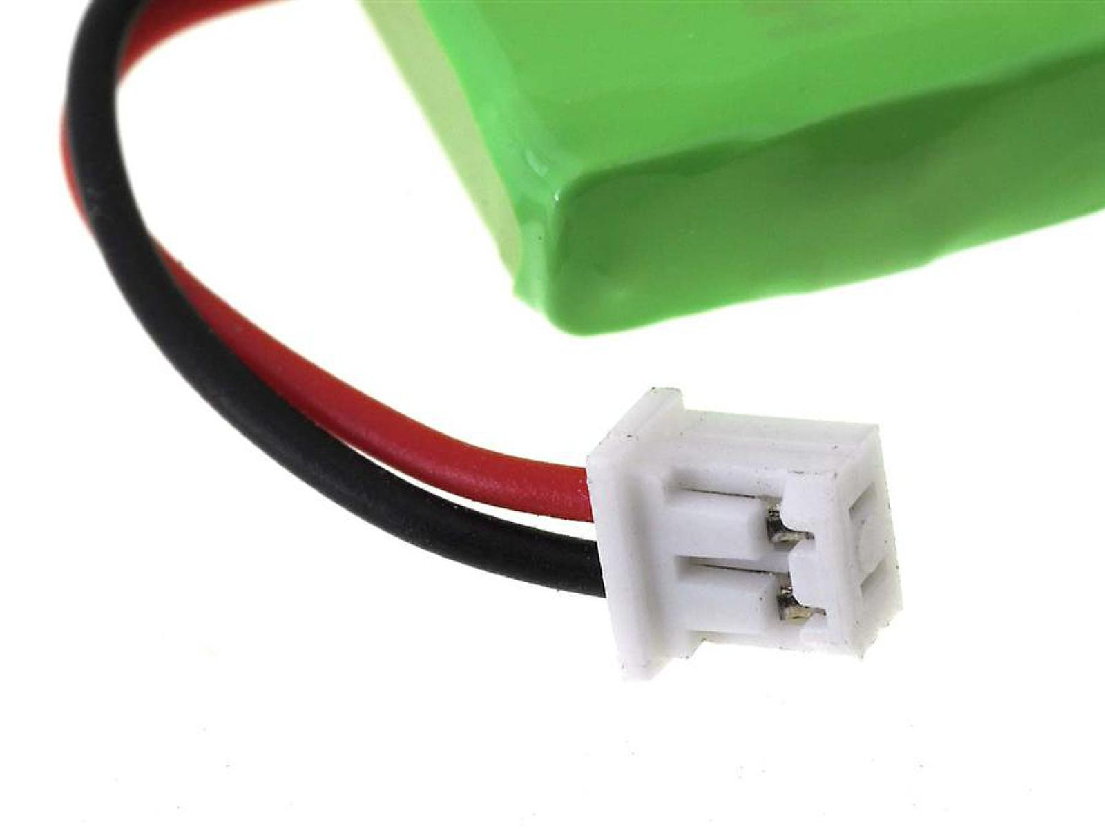 Batería verde con conector. Cables negro y rojo. Conector blanco. Fondo blanco. Vista de cerca.