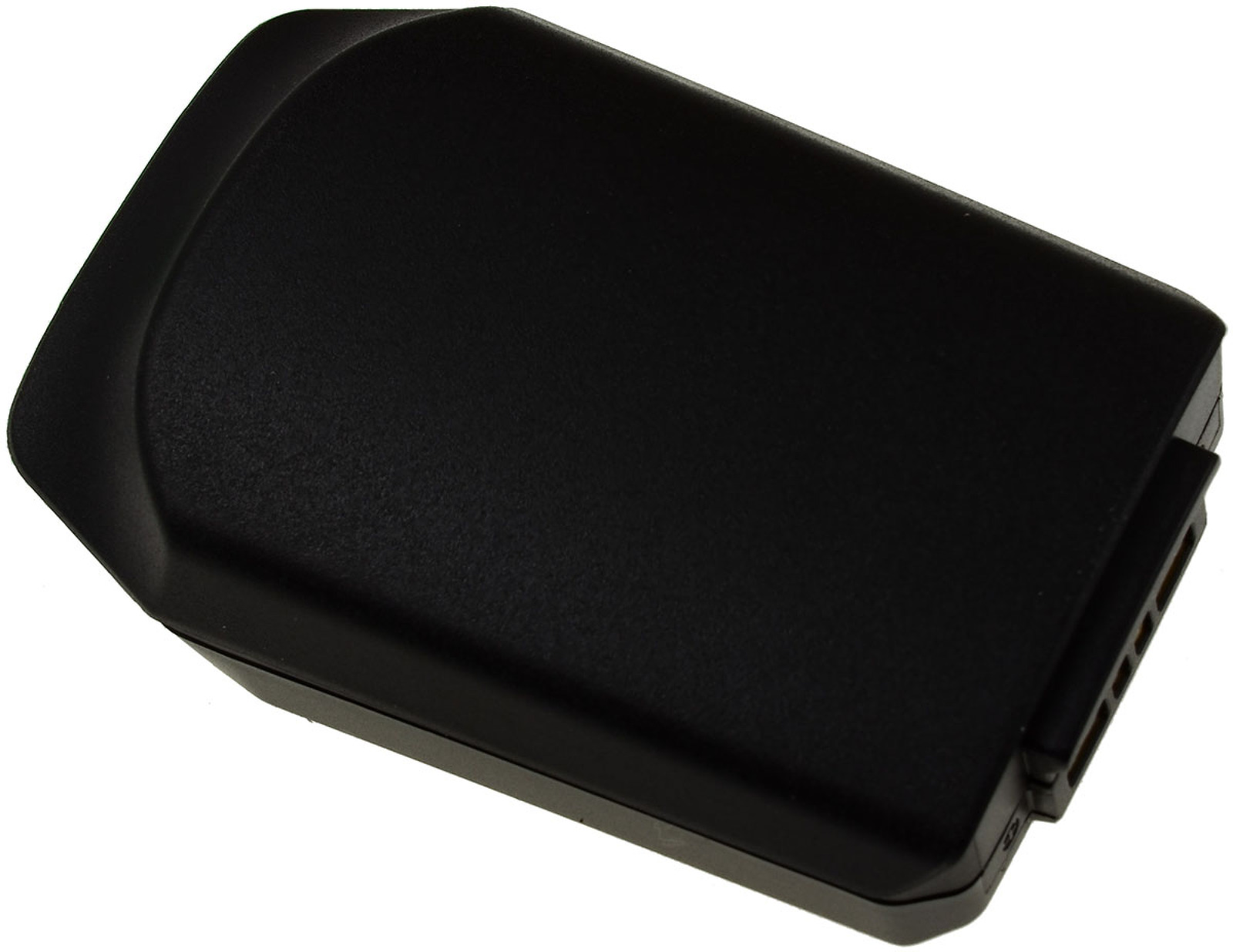 Accesorio negro y rectangular para consola de juegos. Es negro con bordes curvos y un conector.