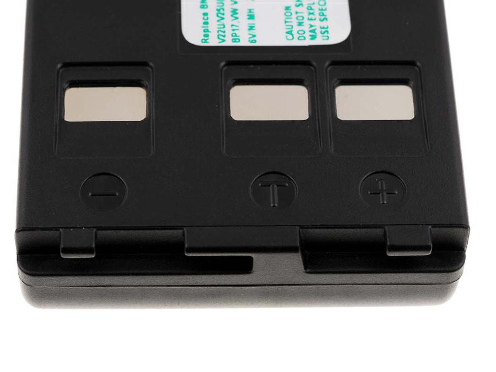 Batería negra con tres secciones rectangulares y símbolos más/menos. Primer plano.