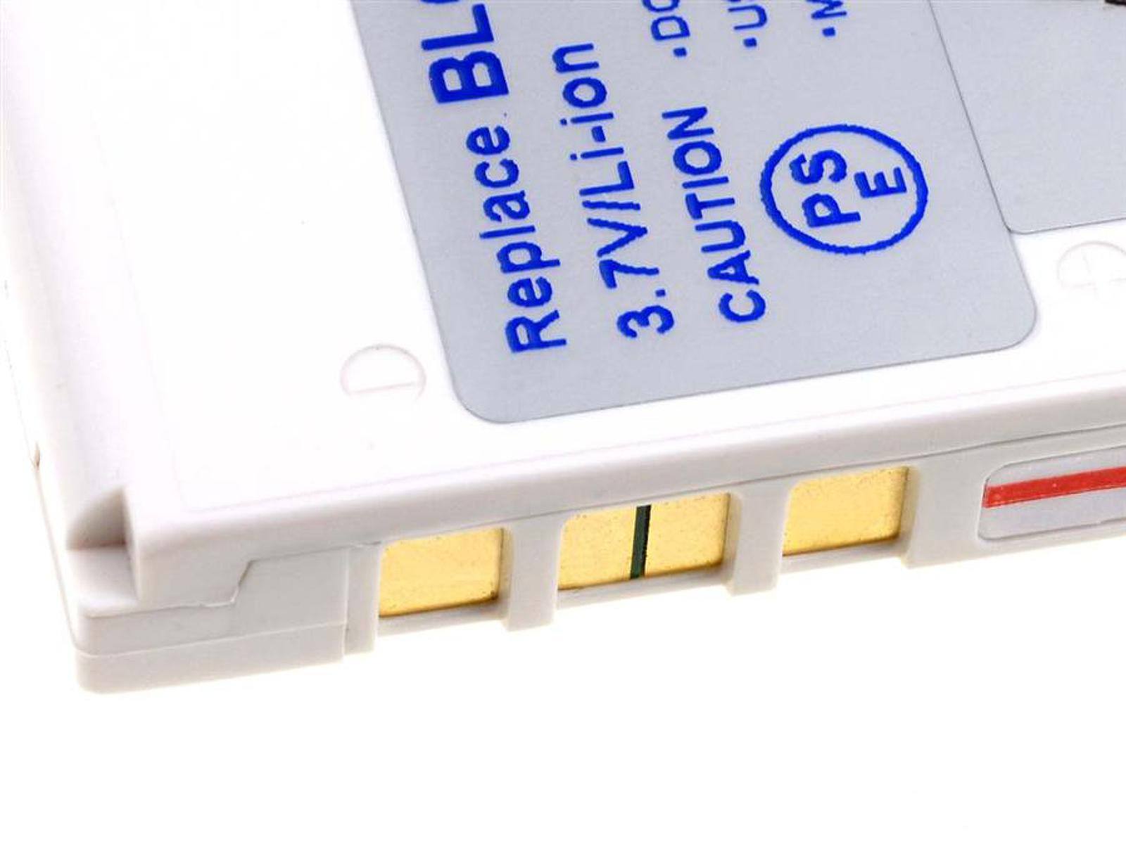 Primer plano de una batería blanca con terminales dorados y etiqueta azul con texto.