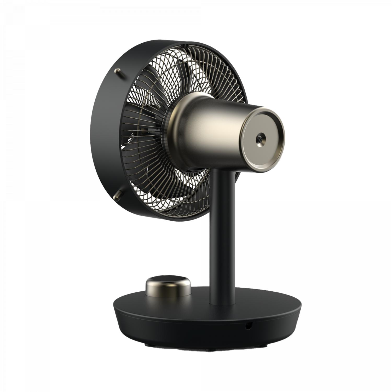 Schwarzer und silberner Schreibtischventilator auf weißer Oberfläche. Er hat einen runden Sockel und einen Metallmotor.