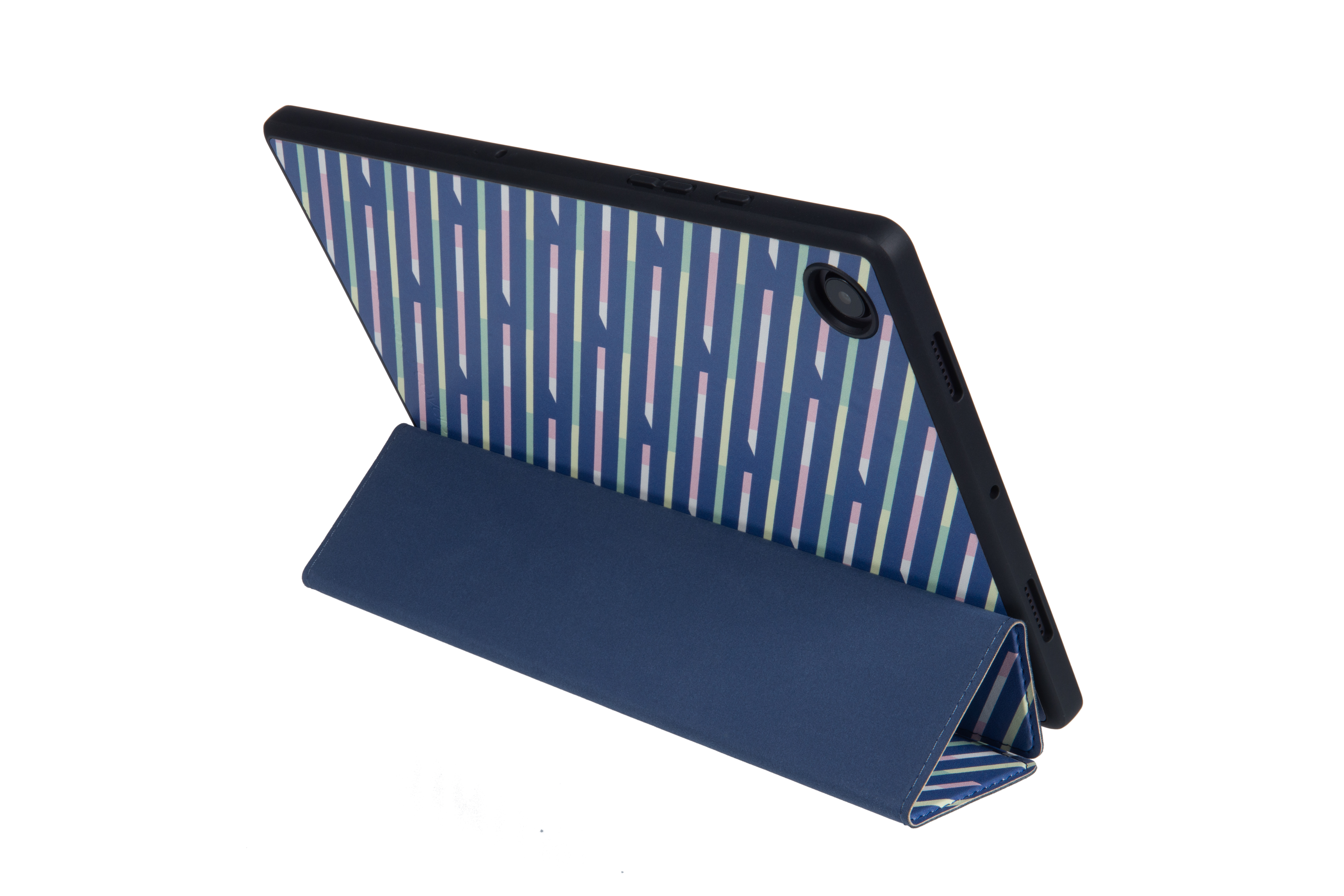 Tablet in einer blauen Hülle mit Streifendesign, zum Betrachten aufgestellt.