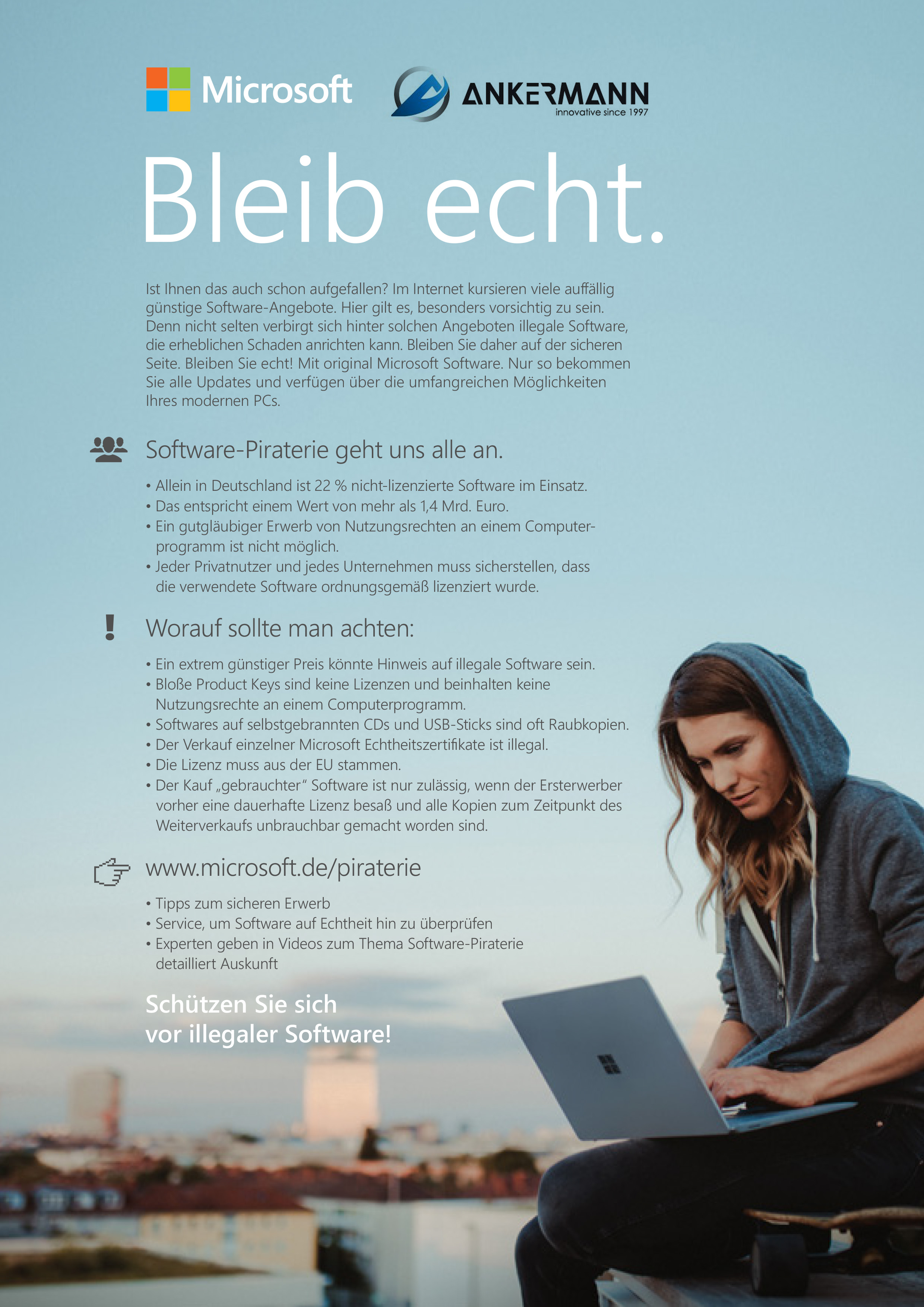 Frau benutzt Laptop. Text: Microsoft. Softwarepiraterie. Schützen Sie sich vor illegaler Software.