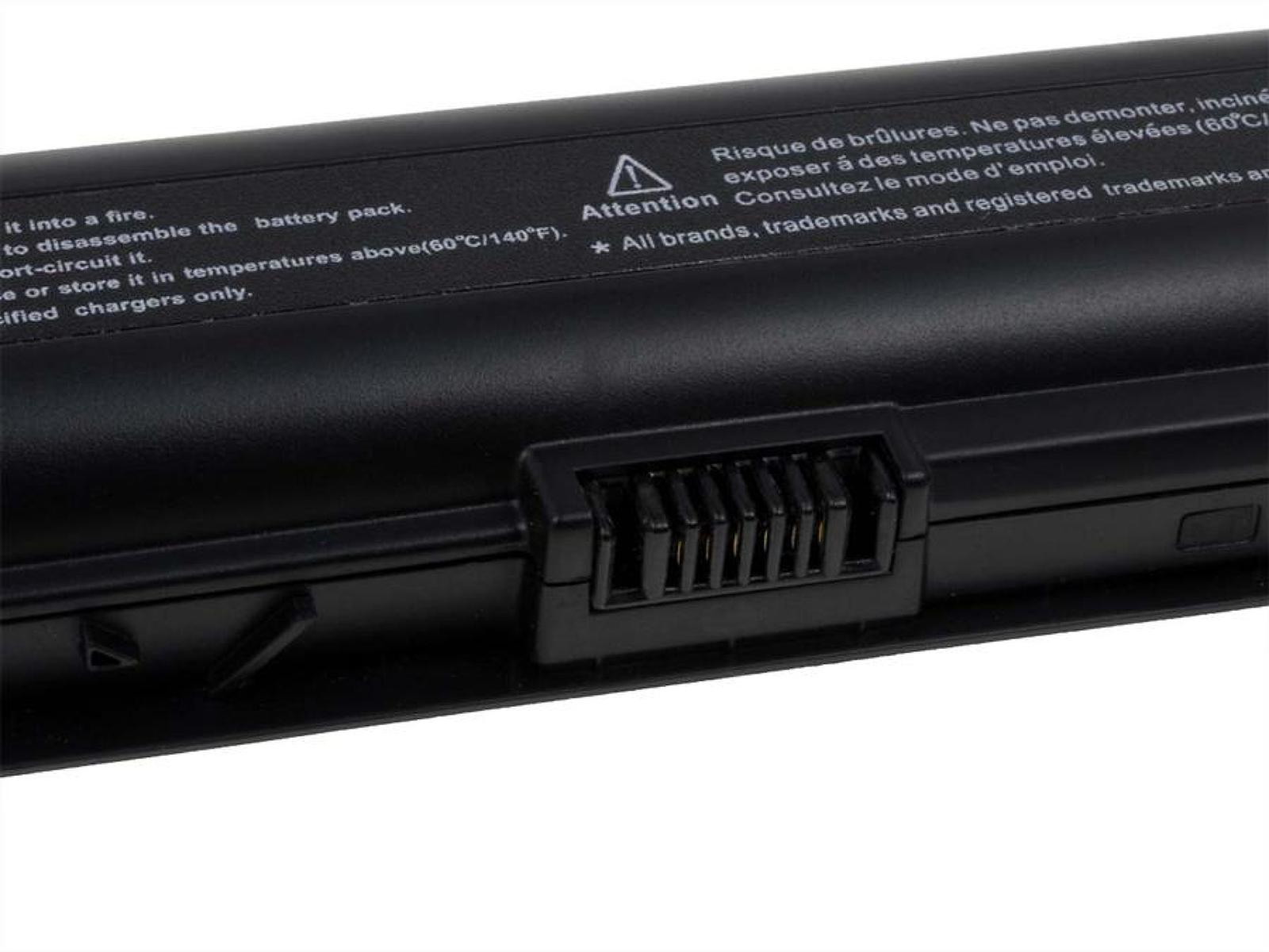 Una batería negra de portátil con un conector y etiquetas de advertencia. El fondo es blanco.
