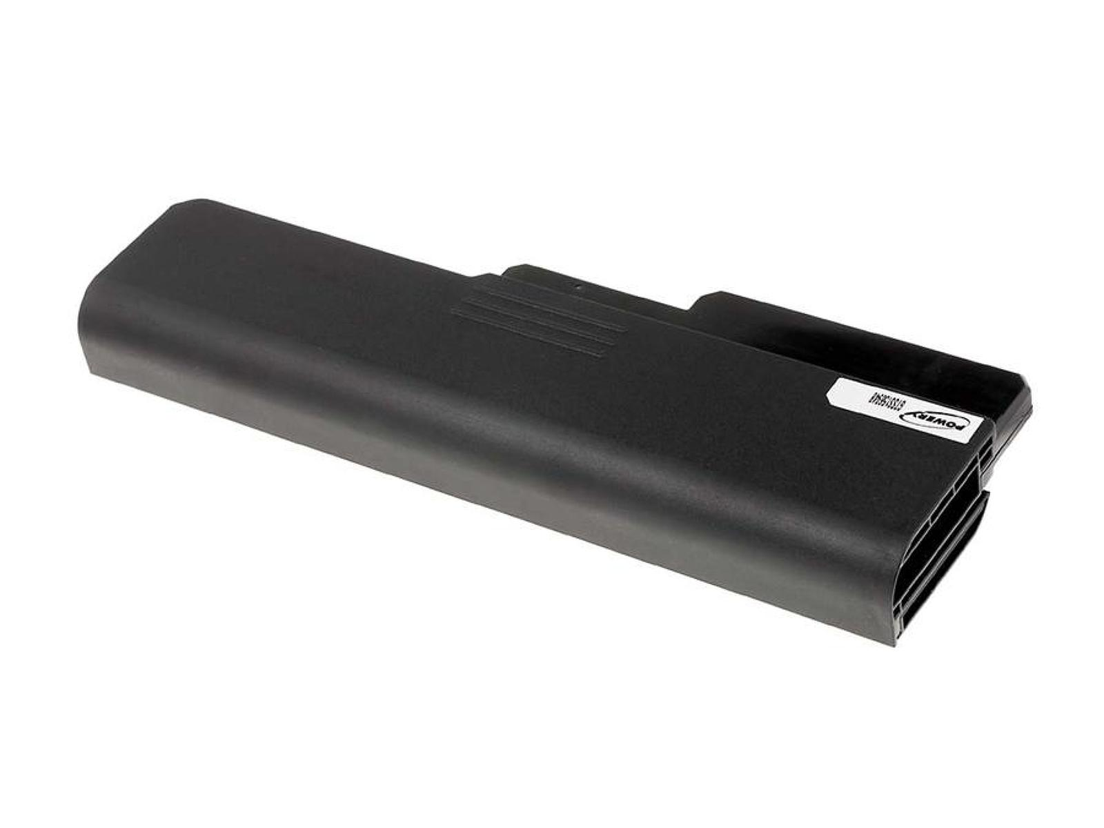 Batería de portátil negra, forma rectangular. Tiene una etiqueta blanca. La batería está sobre una superficie blanca.