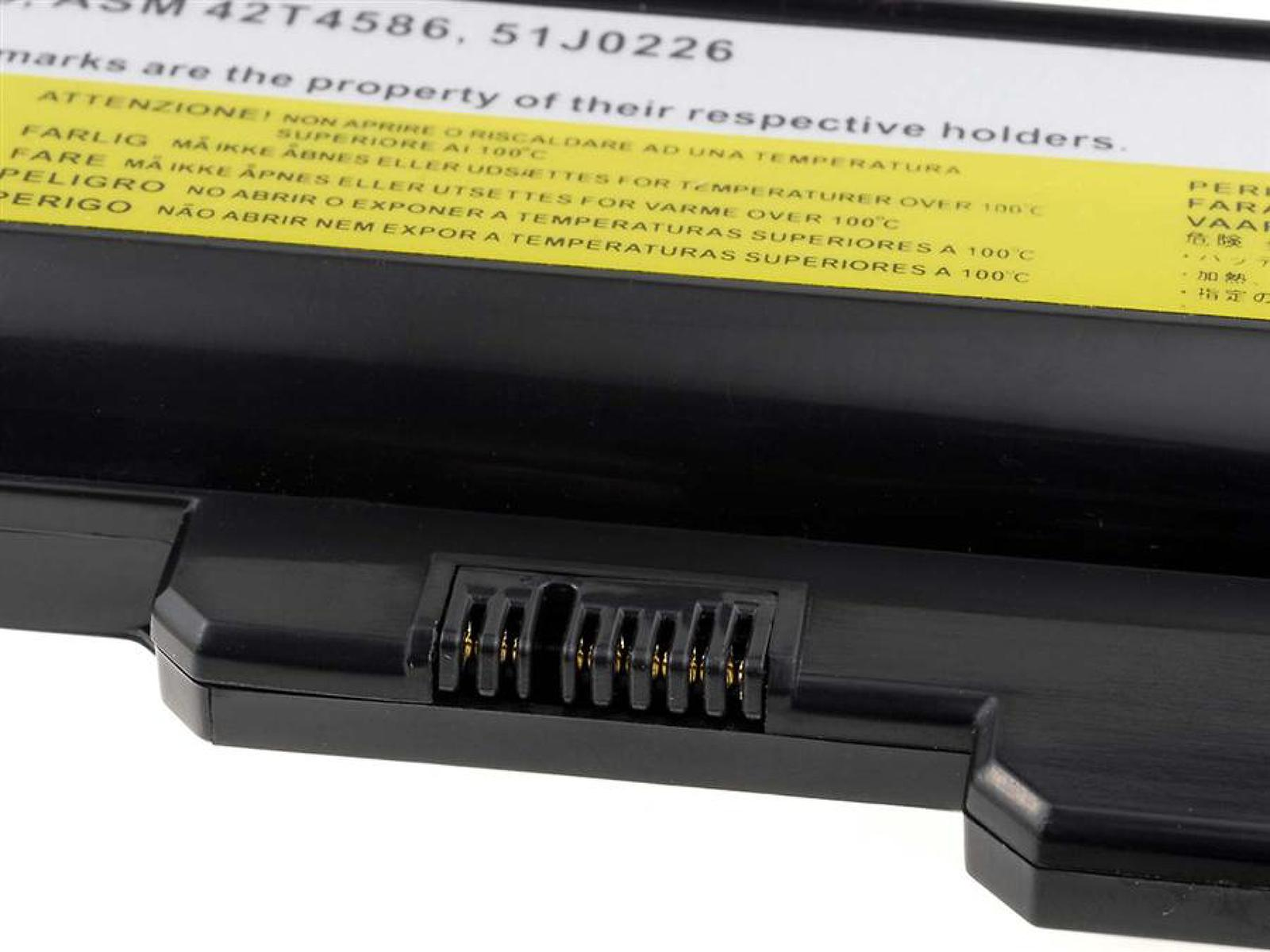 Primer plano de un conector de batería con pines dorados, la batería es negra.