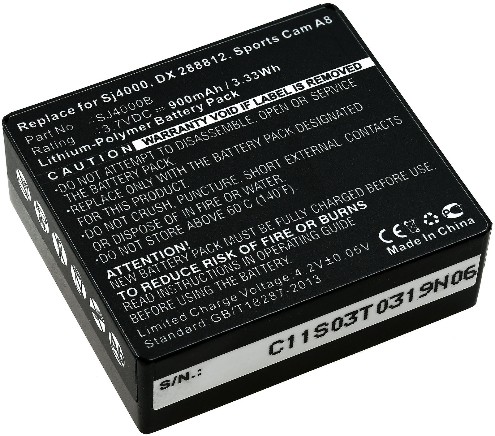 Batería rectangular negra con texto blanco y etiquetas de advertencia. Etiqueta con texto y símbolos.