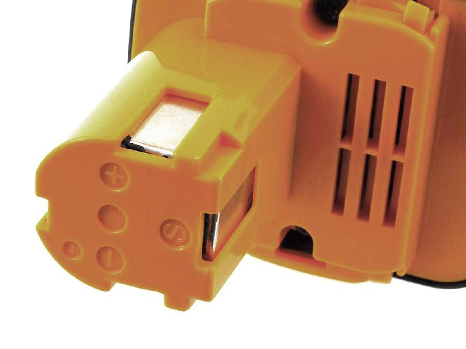 Un conector de batería de herramienta eléctrica amarillo y negro. Tiene tres terminales y una rejilla de ventilación. El fondo es blanco.
