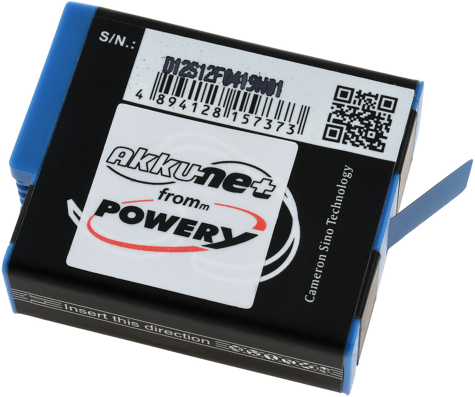 Ein schwarzer und blauer Akku mit der Aufschrift "akkunet from m POWER" und einem Barcode.
