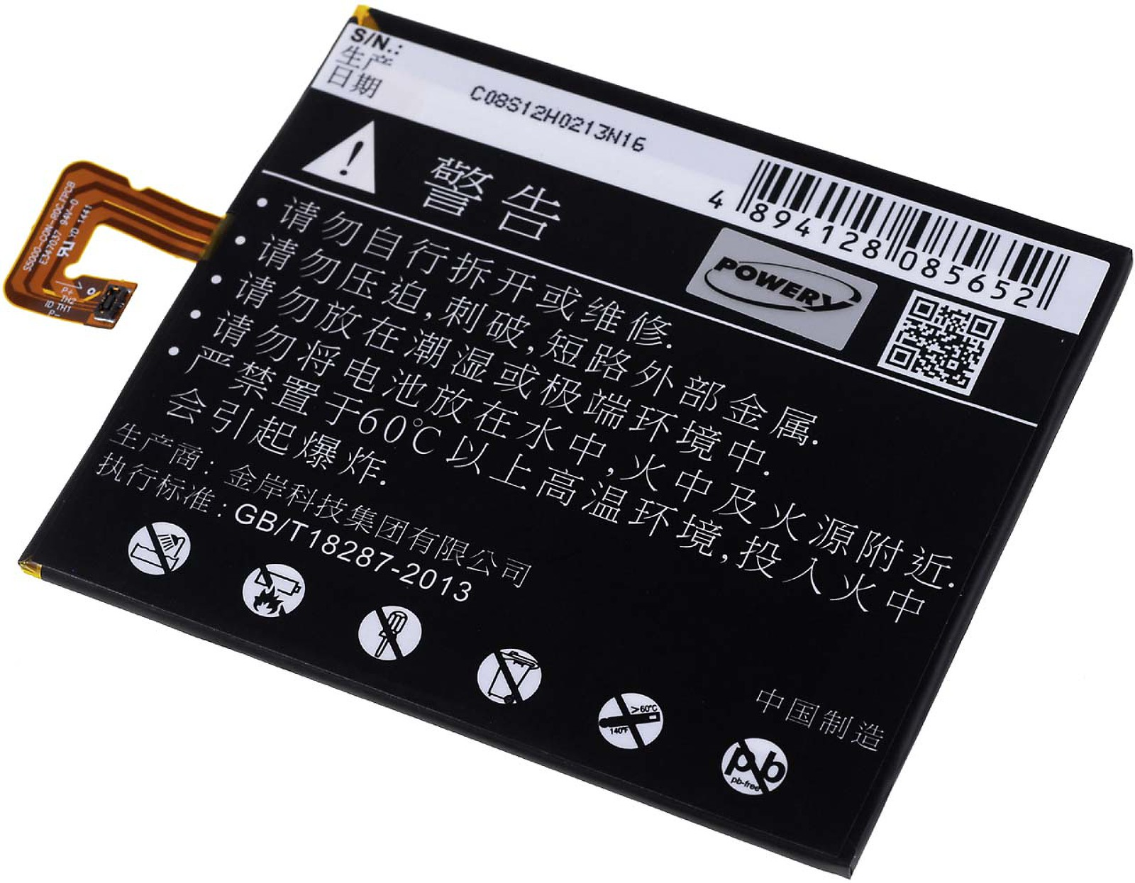 Batería rectangular negra con etiquetas de advertencia. Cable flexible conectado. Aislada sobre fondo blanco.