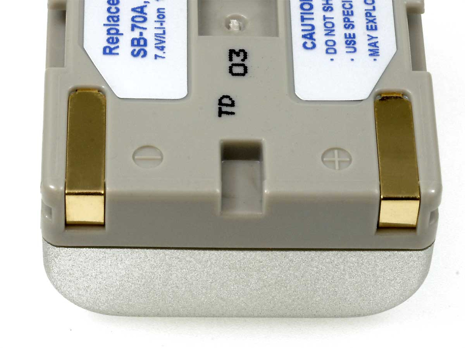 Batería gris con contactos metálicos y etiquetas. Base plateada y fondo blanco.