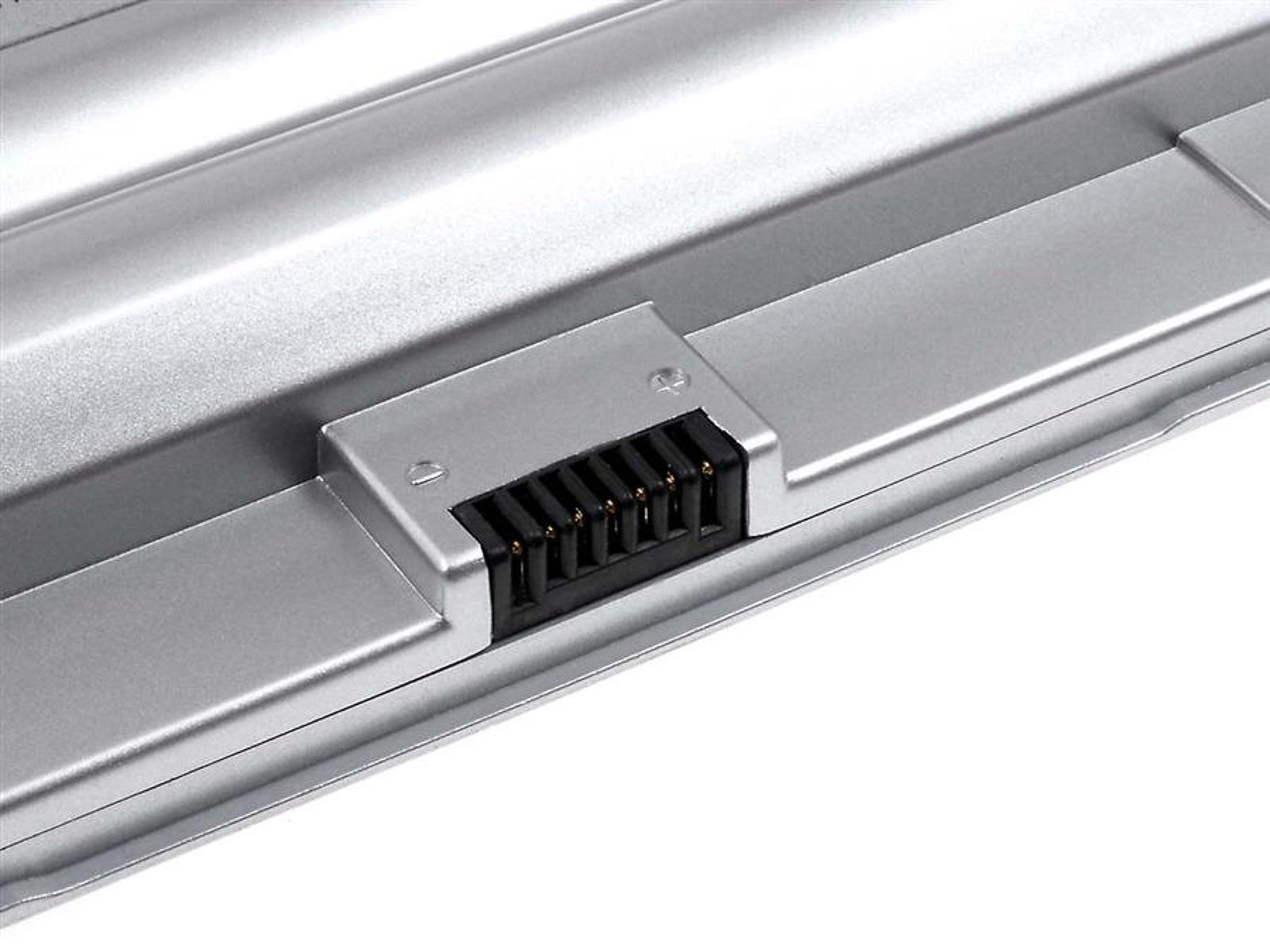 Primer plano de una batería plateada de portátil con un conector negro.