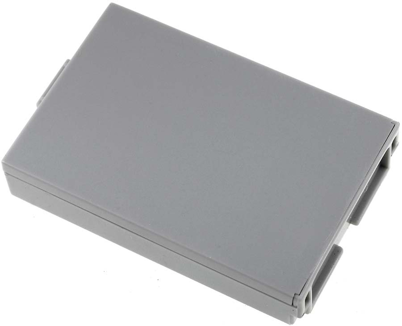 Una batería rectangular gris sobre un fondo blanco.