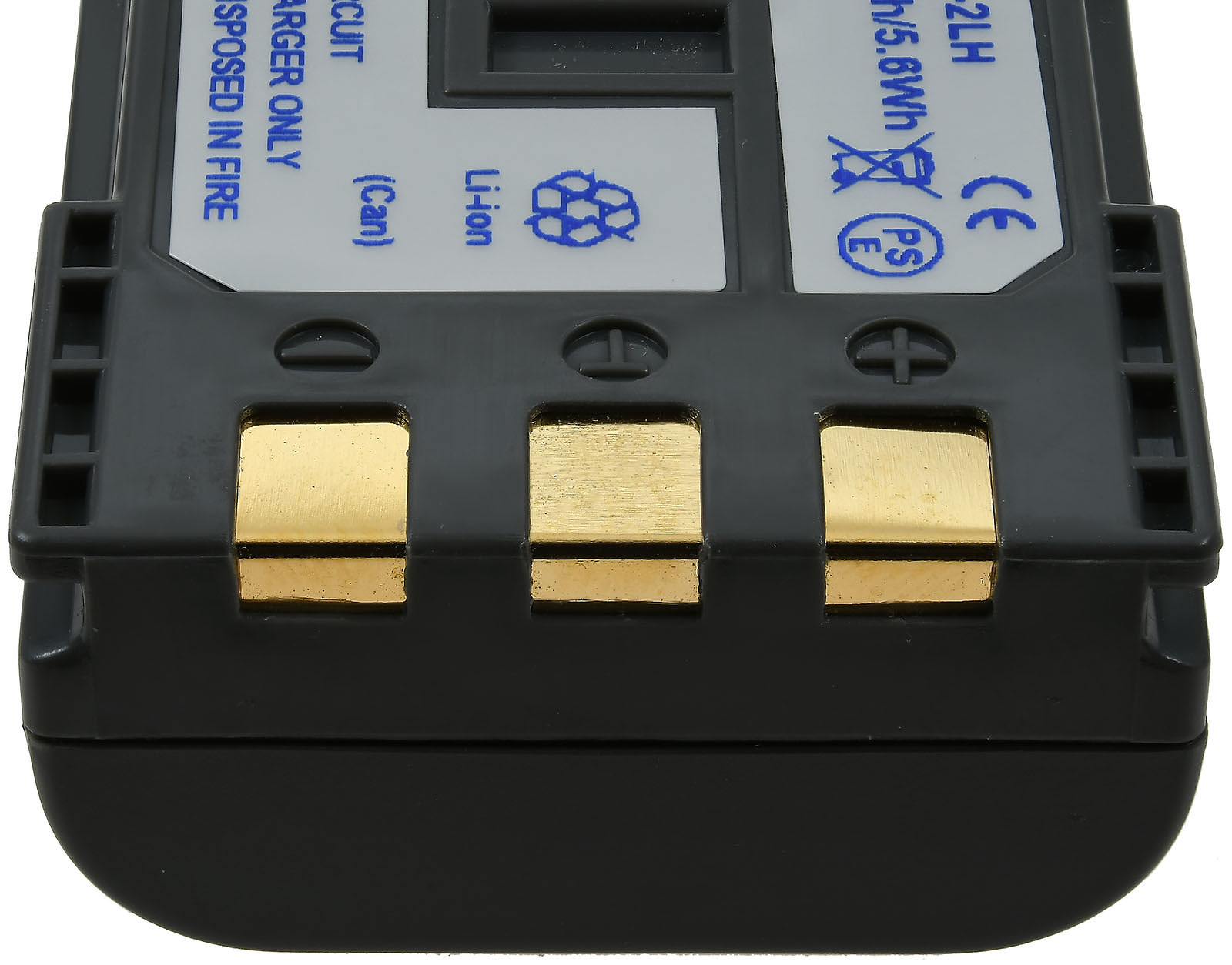 Nahaufnahme einer schwarzen Batterie mit drei goldfarbenen Anschlüssen.