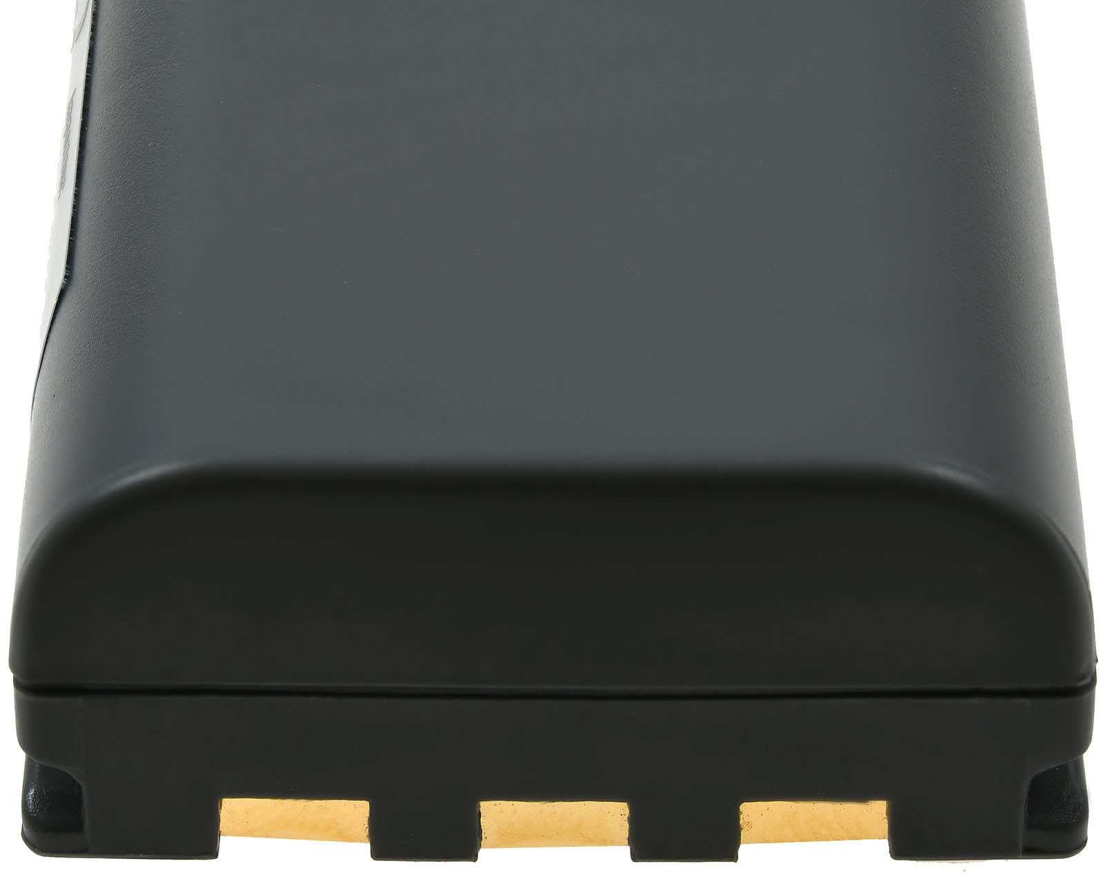 Die Oberseite einer schwarzen Batterie mit goldenen Kontakten. Der Hintergrund ist weiß. Die Batterie ist abgewinkelt.