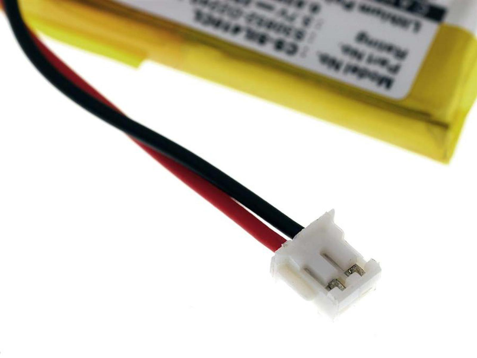 Ein weißer Stecker mit roten und schwarzen Drähten, der an einer gelben Batterie auf weißem Grund befestigt ist.
